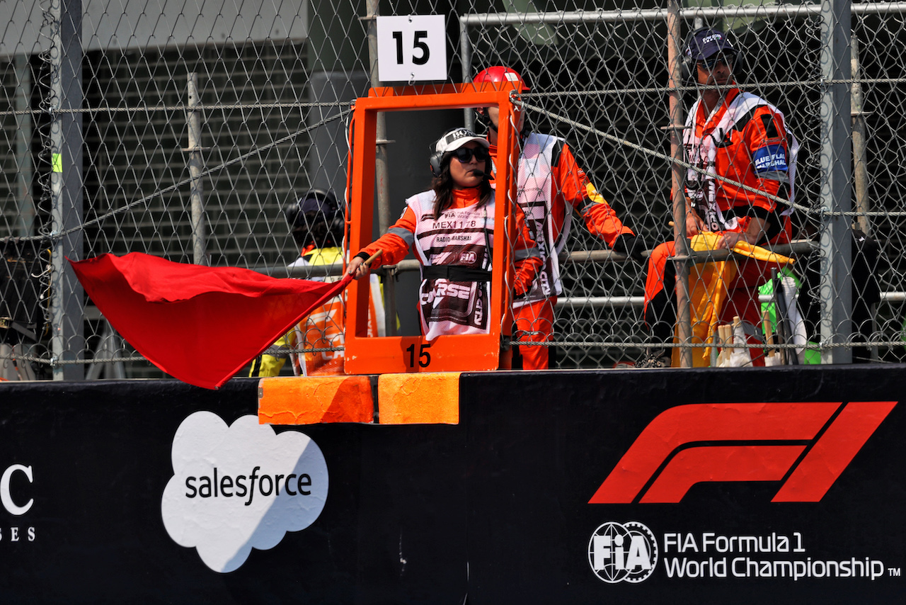 GP CITTA DEL MESSICO, Circuit Atmosfera - marshal waves a red flag as the session is stopped.
28.10.2022. Formula 1 World Championship, Rd 20, Mexican Grand Prix, Mexico City, Mexico, Practice Day.
- www.xpbimages.com, EMail: requests@xpbimages.com © Copyright: Moy / XPB Images