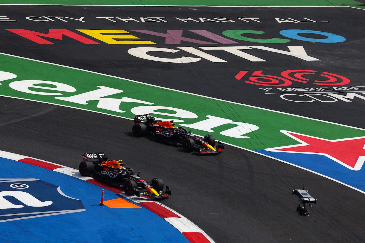 GP CITTA DEL MESSICO, Sergio Perez (MEX), Red Bull Racing e Max Verstappen (NLD), Red Bull Racing 
28.10.2022. Formula 1 World Championship, Rd 20, Mexican Grand Prix, Mexico City, Mexico, Practice Day.
- www.xpbimages.com, EMail: requests@xpbimages.com ¬© Copyright: Charniaux / XPB Images
