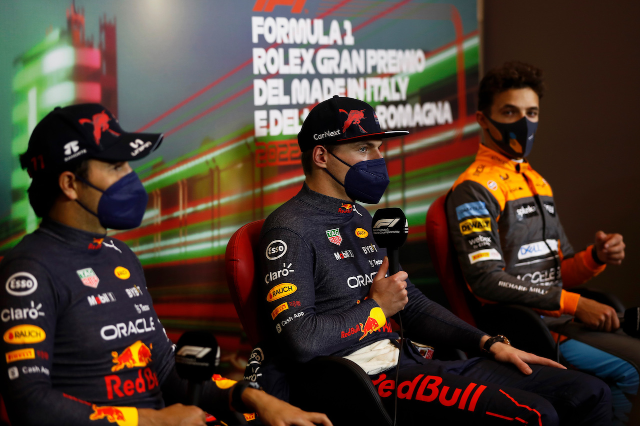 GP EMILIA ROMAGNA, (L to R): Sergio Perez (MEX) Red Bull Racing; Max Verstappen (NLD) Red Bull Racing; e Lando Norris (GBR) McLaren, in the post race FIA Press Conference.
24.04.2022. Formula 1 World Championship, Rd 4, Emilia Romagna Grand Prix, Imola, Italy, Gara Day.
- www.xpbimages.com, EMail: requests@xpbimages.com © Copyright: XPB Images