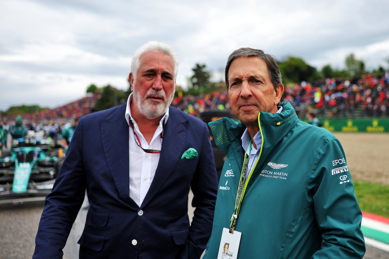 GP EMILIA ROMAGNA, (L to R): Lawrence Stroll (CDN) Aston Martin F1 Team Investor with John Idol, Capri Holdings CEO e Chairman, on the grid.
24.04.2022. Formula 1 World Championship, Rd 4, Emilia Romagna Grand Prix, Imola, Italy, Gara Day.
- www.xpbimages.com, EMail: requests@xpbimages.com © Copyright: Bearne / XPB Images