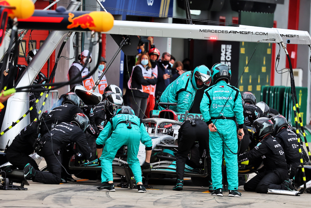 GP EMILIA ROMAGNA, George Russell (GBR) Mercedes AMG F1 W13 makes a pit stop.
24.04.2022. Formula 1 World Championship, Rd 4, Emilia Romagna Grand Prix, Imola, Italy, Gara Day.
- www.xpbimages.com, EMail: requests@xpbimages.com © Copyright: XPB Images