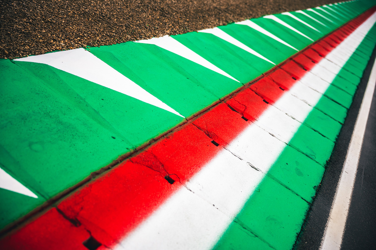 GP EMILIA ROMAGNA, Circuit Atmosfera - kerb detail.
21.04.2022. Formula 1 World Championship, Rd 4, Emilia Romagna Grand Prix, Imola, Italy, Preparation Day.
- www.xpbimages.com, EMail: requests@xpbimages.com © Copyright: Bearne / XPB Images