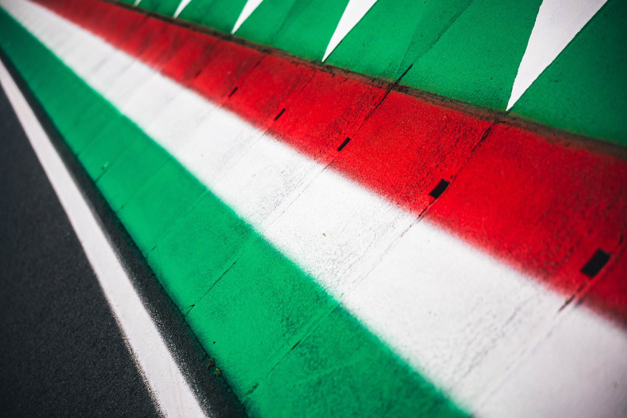 GP EMILIA ROMAGNA, Circuit Atmosfera - kerb detail.
21.04.2022. Formula 1 World Championship, Rd 4, Emilia Romagna Grand Prix, Imola, Italy, Preparation Day.
- www.xpbimages.com, EMail: requests@xpbimages.com © Copyright: Bearne / XPB Images