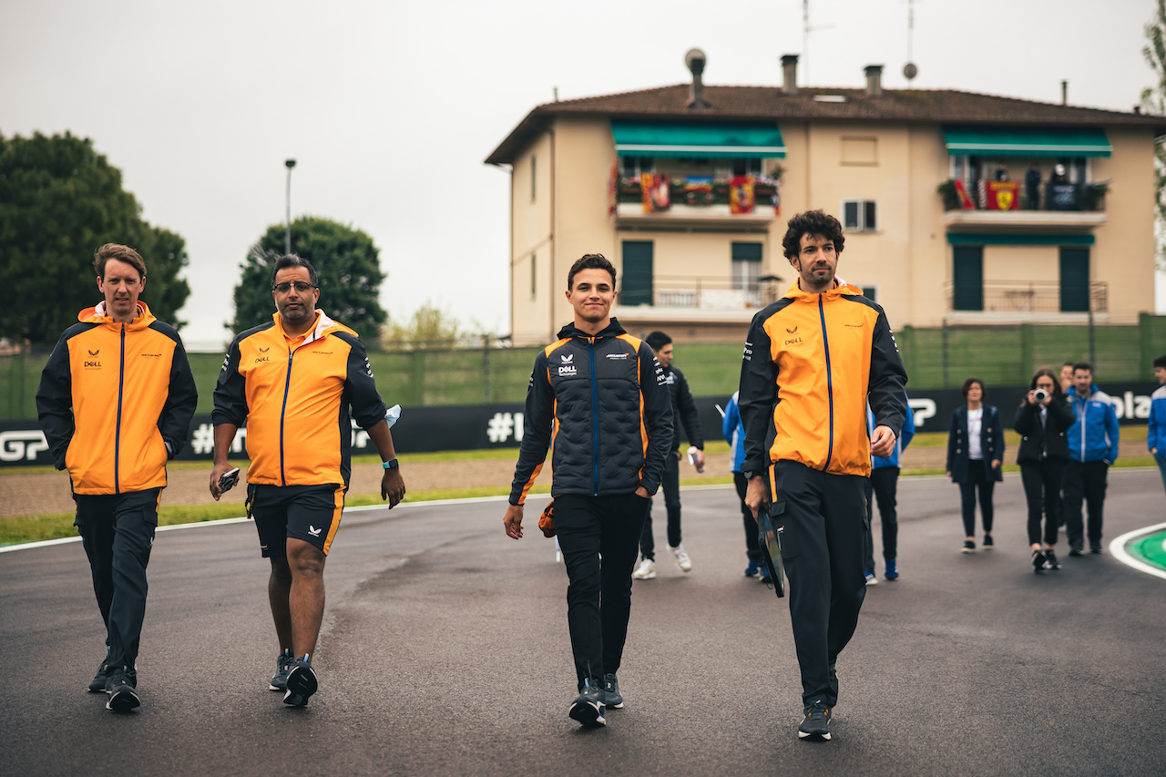 GP EMILIA ROMAGNA, Lando Norris (GBR) McLaren walks the circuit with the team.
21.04.2022. Formula 1 World Championship, Rd 4, Emilia Romagna Grand Prix, Imola, Italy, Preparation Day.
- www.xpbimages.com, EMail: requests@xpbimages.com © Copyright: Bearne / XPB Images