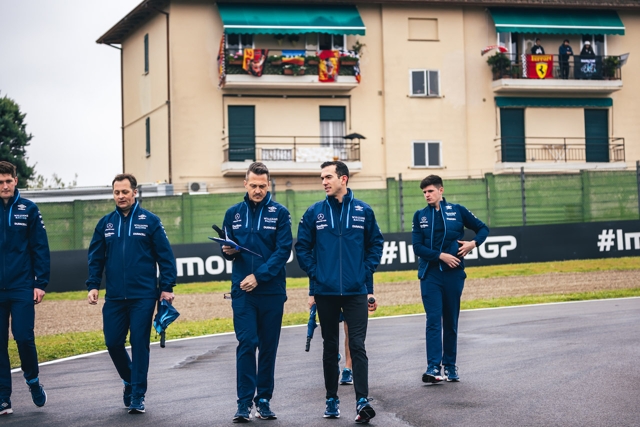 GP EMILIA ROMAGNA, Nicholas Latifi (CDN) Williams Racing walks the circuit with the team.
21.04.2022. Formula 1 World Championship, Rd 4, Emilia Romagna Grand Prix, Imola, Italy, Preparation Day.
- www.xpbimages.com, EMail: requests@xpbimages.com © Copyright: Bearne / XPB Images