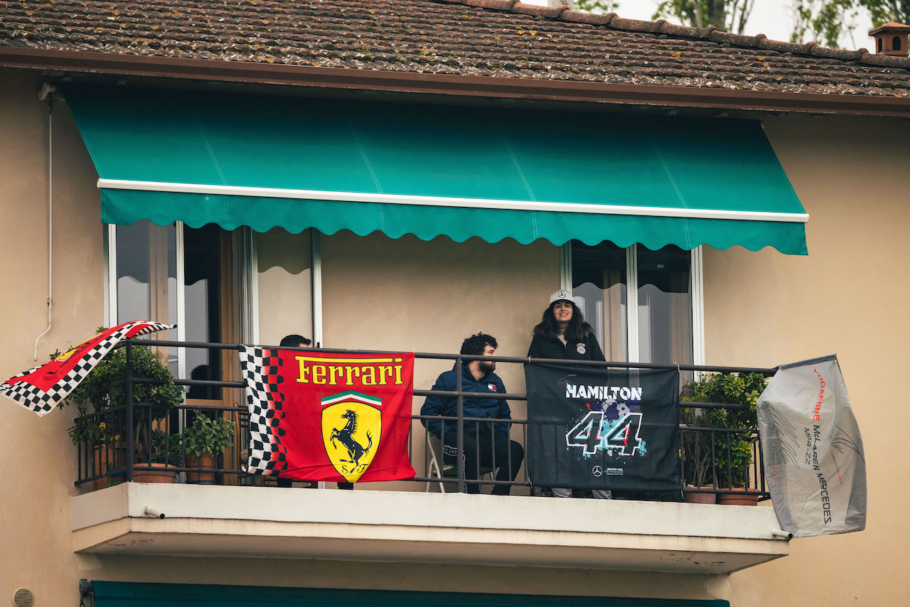 GP EMILIA ROMAGNA, Circuit Atmosfera - House balcony next to the circuit.
21.04.2022. Formula 1 World Championship, Rd 4, Emilia Romagna Grand Prix, Imola, Italy, Preparation Day.
- www.xpbimages.com, EMail: requests@xpbimages.com © Copyright: Bearne / XPB Images