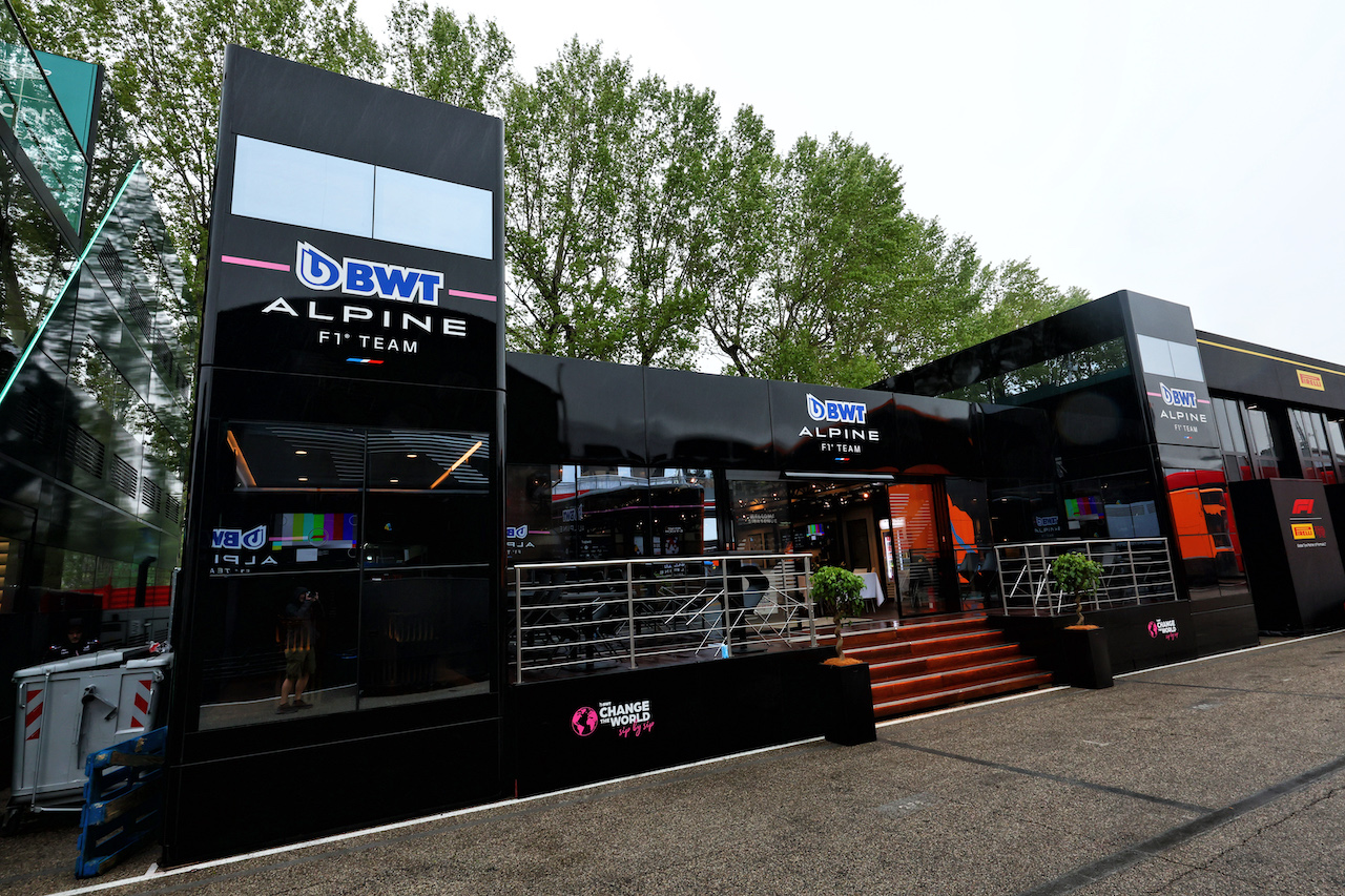 GP EMILIA ROMAGNA, Alpine F1 Team motorhome in the paddock.
21.04.2022. Formula 1 World Championship, Rd 4, Emilia Romagna Grand Prix, Imola, Italy, Preparation Day.
- www.xpbimages.com, EMail: requests@xpbimages.com © Copyright: Batchelor / XPB Images