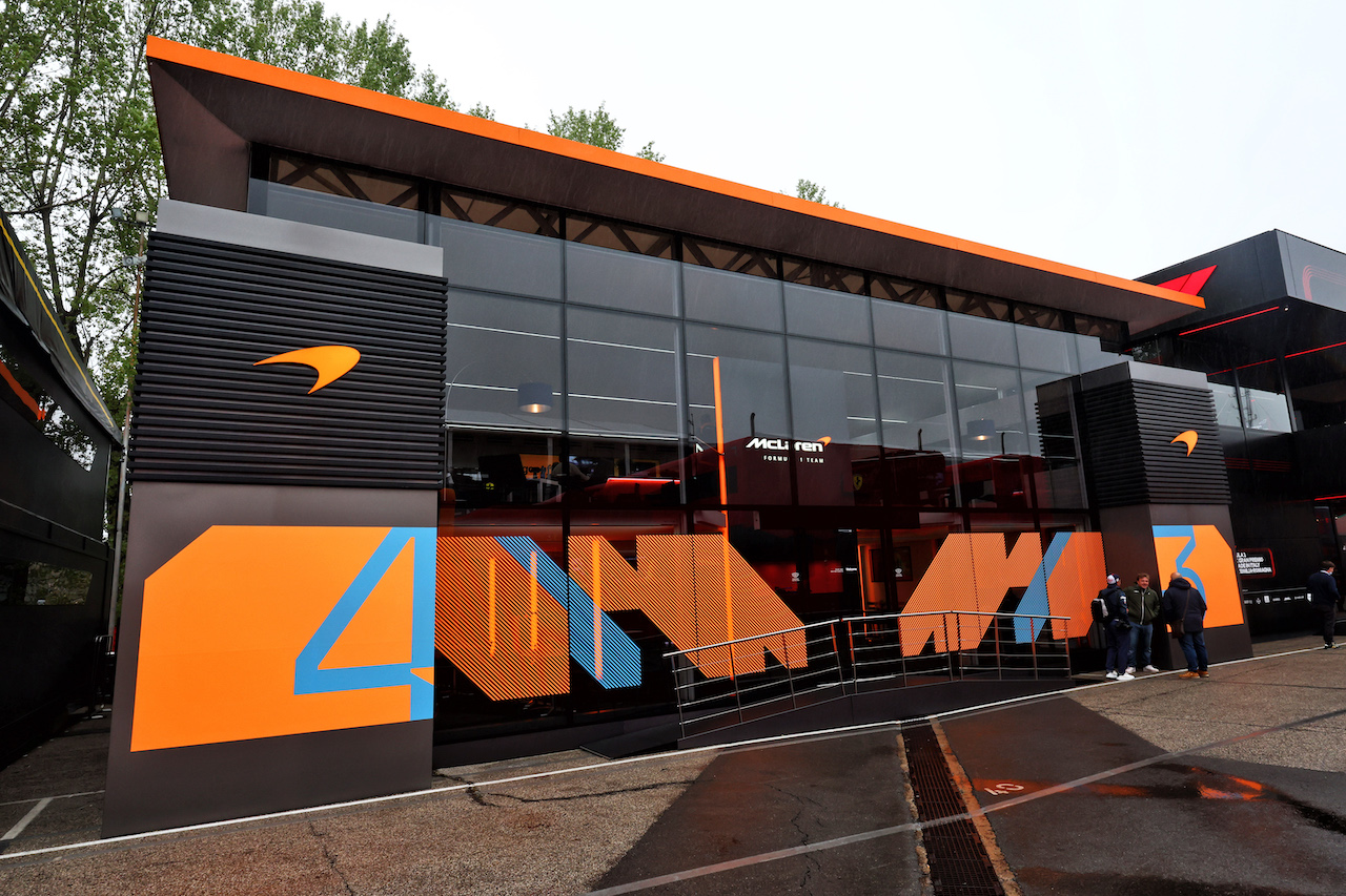 GP EMILIA ROMAGNA, McLaren motorhome in the paddock.
21.04.2022. Formula 1 World Championship, Rd 4, Emilia Romagna Grand Prix, Imola, Italy, Preparation Day.
- www.xpbimages.com, EMail: requests@xpbimages.com © Copyright: Batchelor / XPB Images