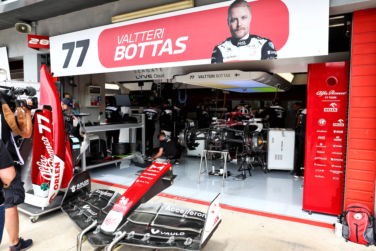 GP EMILIA ROMAGNA, Valtteri Bottas (FIN) Alfa Romeo F1 Team C42 - not running in the second practice session as the car is repaired.
23.04.2022. Formula 1 World Championship, Rd 4, Emilia Romagna Grand Prix, Imola, Italy, Sprint Day.
- www.xpbimages.com, EMail: requests@xpbimages.com © Copyright: Batchelor / XPB Images