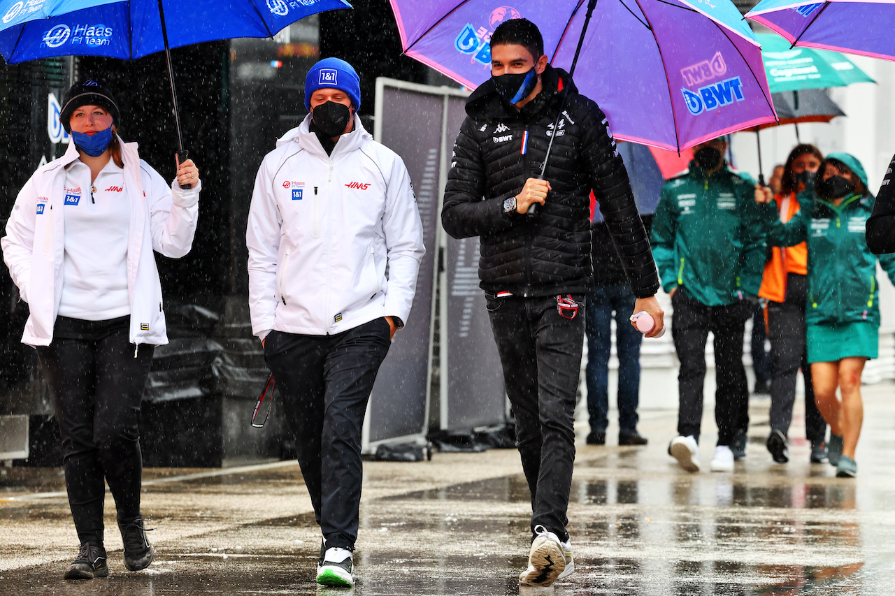 GP EMILIA ROMAGNA, (L to R): Mick Schumacher (GER) Haas F1 Team e Esteban Ocon (FRA) Alpine F1 Team.
22.04.2022. Formula 1 World Championship, Rd 4, Emilia Romagna Grand Prix, Imola, Italy, Qualifiche Day.
- www.xpbimages.com, EMail: requests@xpbimages.com © Copyright: Batchelor / XPB Images