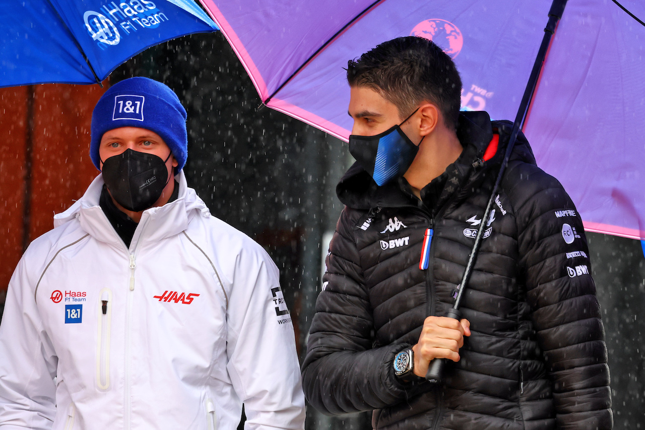 GP EMILIA ROMAGNA, (L to R): Mick Schumacher (GER) Haas F1 Team e Esteban Ocon (FRA) Alpine F1 Team.
22.04.2022. Formula 1 World Championship, Rd 4, Emilia Romagna Grand Prix, Imola, Italy, Qualifiche Day.
- www.xpbimages.com, EMail: requests@xpbimages.com © Copyright: Batchelor / XPB Images