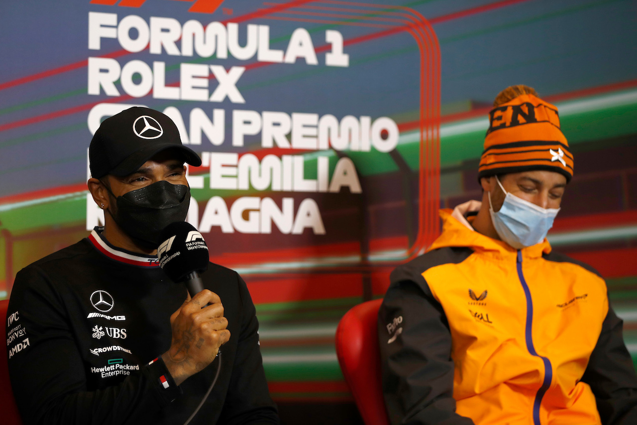 GP EMILIA ROMAGNA, (L to R): Lewis Hamilton (GBR) Mercedes AMG F1 e Daniel Ricciardo (AUS) McLaren in the FIA Press Conference.
22.04.2022. Formula 1 World Championship, Rd 4, Emilia Romagna Grand Prix, Imola, Italy, Qualifiche Day.
- www.xpbimages.com, EMail: requests@xpbimages.com © Copyright: XPB Images