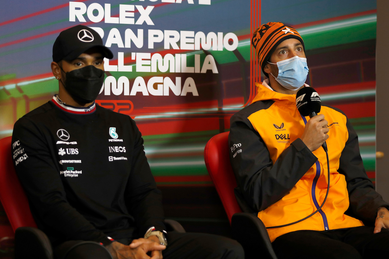 GP EMILIA ROMAGNA, (L to R): Lewis Hamilton (GBR) Mercedes AMG F1 e Daniel Ricciardo (AUS) McLaren in the FIA Press Conference.
22.04.2022. Formula 1 World Championship, Rd 4, Emilia Romagna Grand Prix, Imola, Italy, Qualifiche Day.
- www.xpbimages.com, EMail: requests@xpbimages.com © Copyright: XPB Images