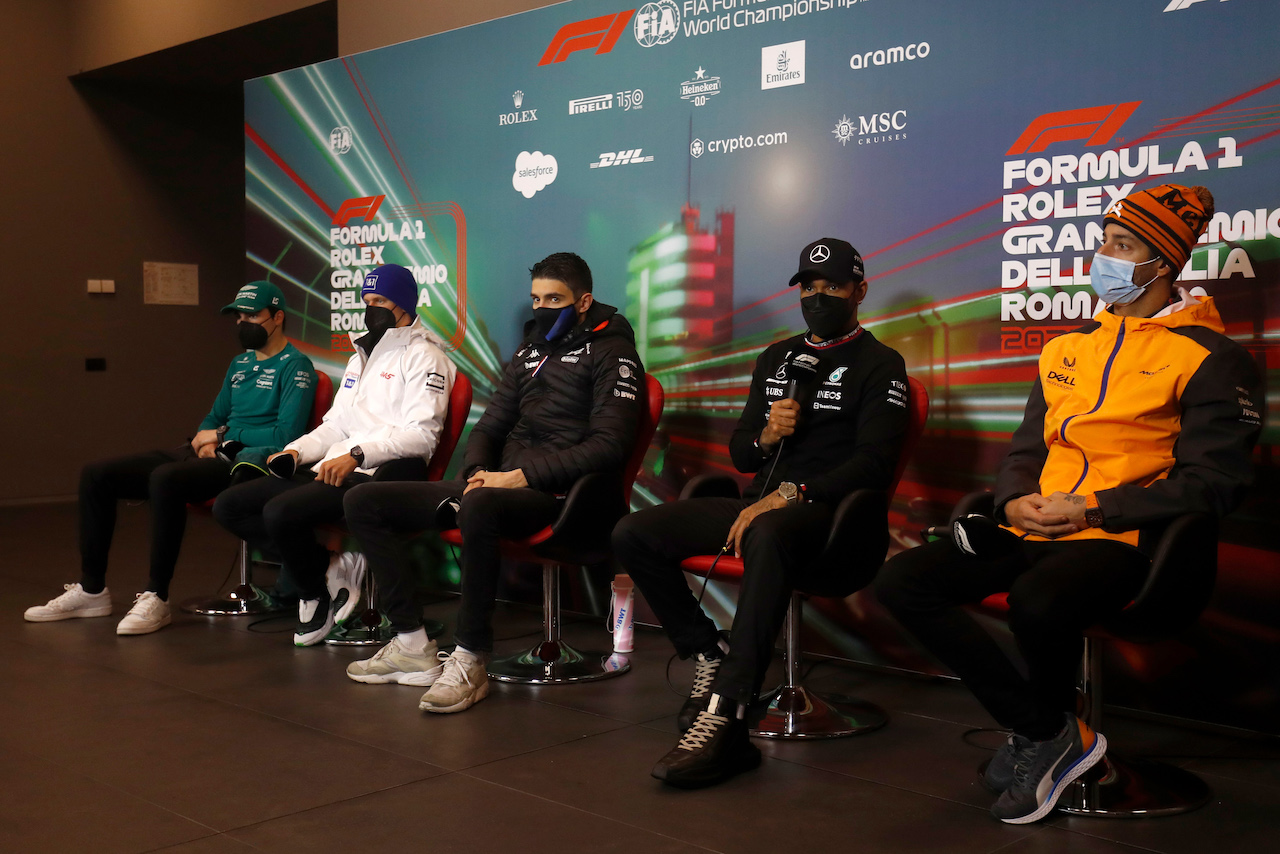 GP EMILIA ROMAGNA, (L to R): Lance Stroll (CDN) Aston Martin F1 Team; Mick Schumacher (GER) Haas F1 Team; Esteban Ocon (FRA) Alpine F1 Team; Lewis Hamilton (GBR) Mercedes AMG F1; e Daniel Ricciardo (AUS) McLaren, in the FIA Press Conference.
22.04.2022. Formula 1 World Championship, Rd 4, Emilia Romagna Grand Prix, Imola, Italy, Qualifiche Day.
- www.xpbimages.com, EMail: requests@xpbimages.com © Copyright: XPB Images