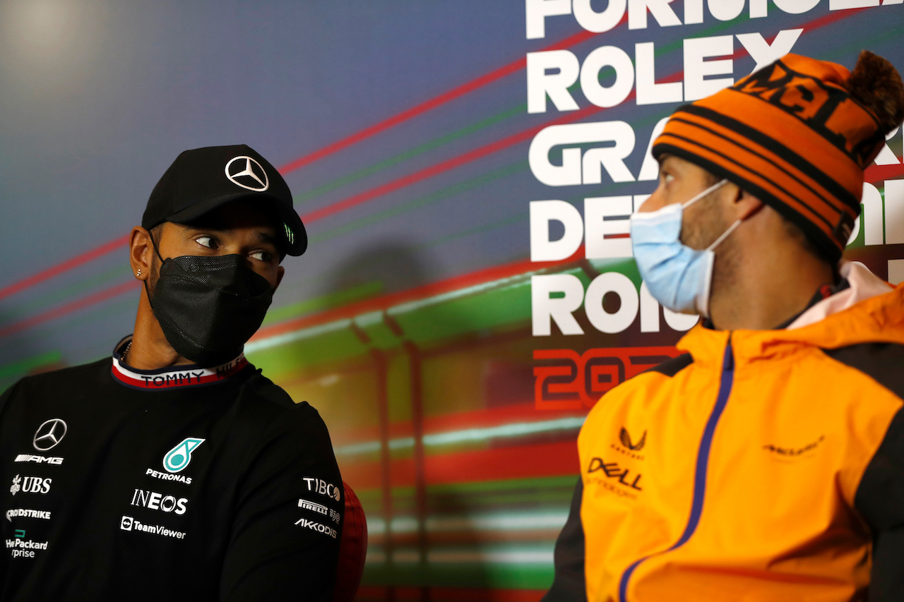 GP EMILIA ROMAGNA, (L to R): Lewis Hamilton (GBR) Mercedes AMG F1 e Daniel Ricciardo (AUS) McLaren in the FIA Press Conference.
22.04.2022. Formula 1 World Championship, Rd 4, Emilia Romagna Grand Prix, Imola, Italy, Qualifiche Day.
- www.xpbimages.com, EMail: requests@xpbimages.com © Copyright: XPB Images