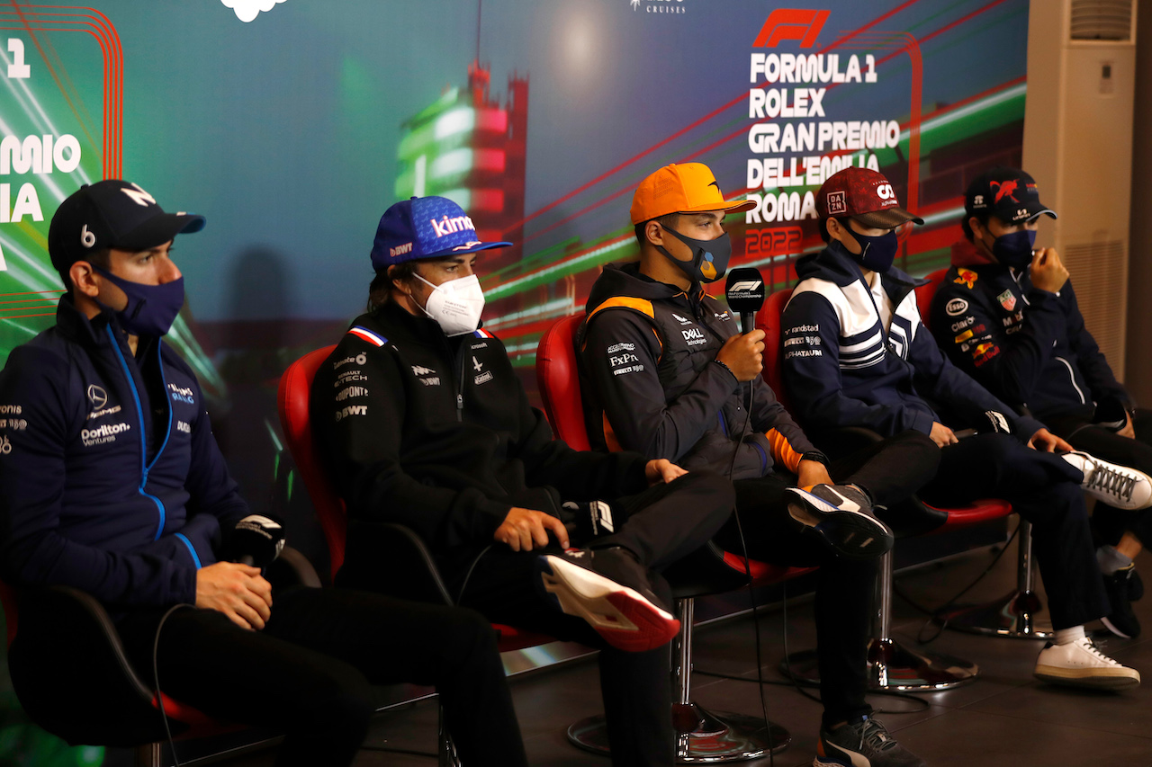 GP EMILIA ROMAGNA, (L to R): Nicholas Latifi (CDN) Williams Racing; Fernando Alonso (ESP) Alpine F1 Team; Lando Norris (GBR) McLaren; Yuki Tsunoda (JPN) AlphaTauri; Sergio Perez (MEX) Red Bull Racing, in the FIA Press Conference.
22.04.2022. Formula 1 World Championship, Rd 4, Emilia Romagna Grand Prix, Imola, Italy, Qualifiche Day.
- www.xpbimages.com, EMail: requests@xpbimages.com © Copyright: XPB Images