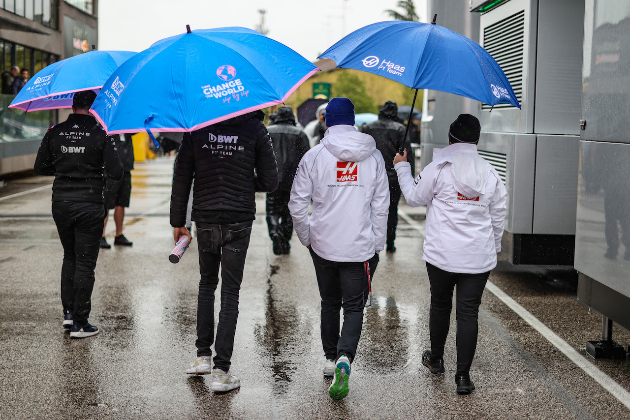 GP EMILIA ROMAGNA, Esteban Ocon (FRA), Alpine F1 Team e Mick Schumacher (GER), Haas F1 Team 
22.04.2022. Formula 1 World Championship, Rd 4, Emilia Romagna Grand Prix, Imola, Italy, Qualifiche Day.
- www.xpbimages.com, EMail: requests@xpbimages.com ¬© Copyright: Charniaux / XPB Images