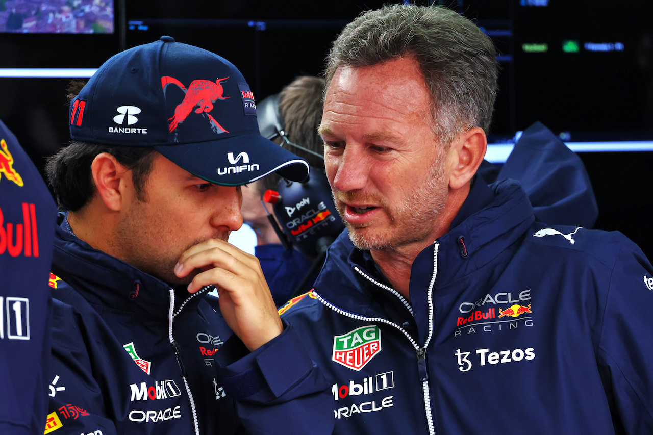 GP EMILIA ROMAGNA, (L to R): Sergio Perez (MEX) Red Bull Racing e Christian Horner (GBR) Red Bull Racing Team Principal.
22.04.2022. Formula 1 World Championship, Rd 4, Emilia Romagna Grand Prix, Imola, Italy, Qualifiche Day.
- www.xpbimages.com, EMail: requests@xpbimages.com © Copyright: Batchelor / XPB Images