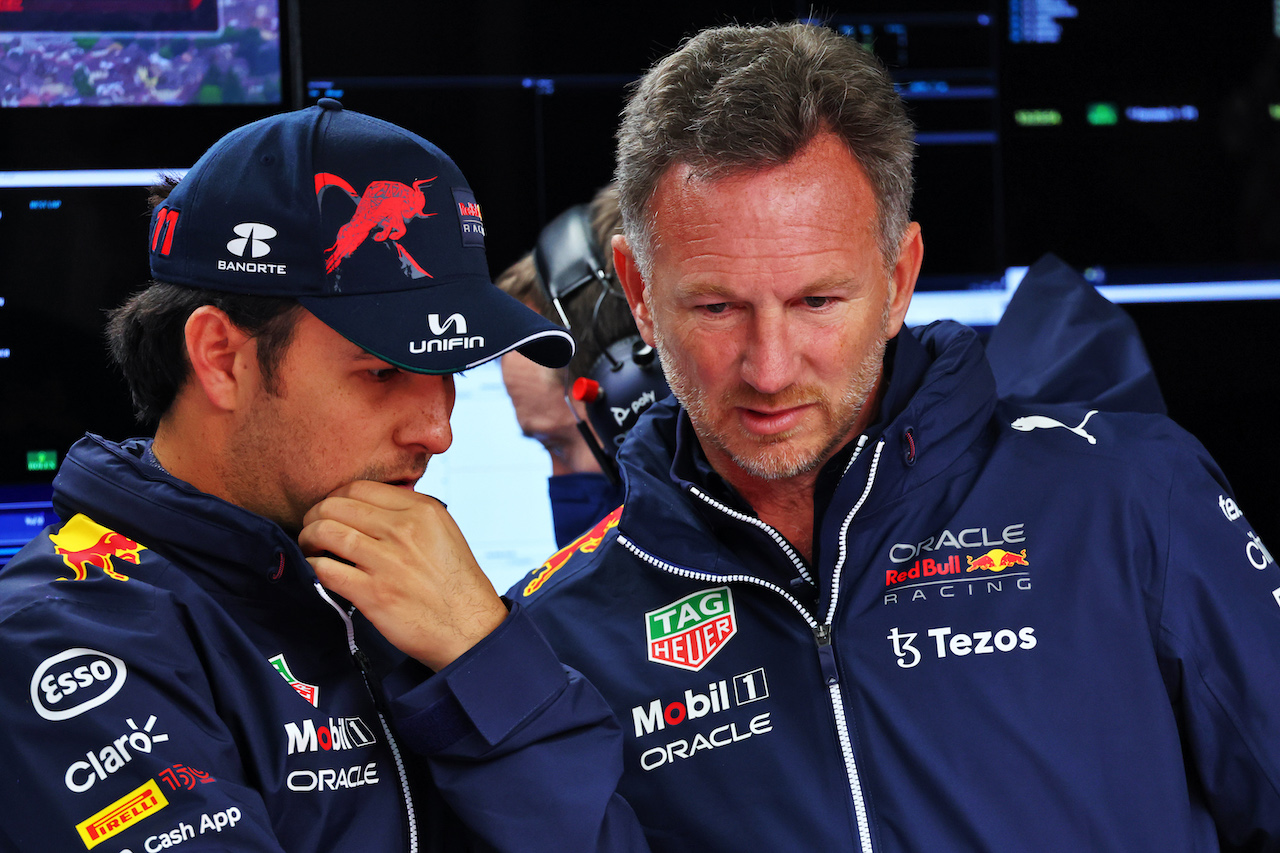 GP EMILIA ROMAGNA, (L to R): Sergio Perez (MEX) Red Bull Racing e Christian Horner (GBR) Red Bull Racing Team Principal.
22.04.2022. Formula 1 World Championship, Rd 4, Emilia Romagna Grand Prix, Imola, Italy, Qualifiche Day.
- www.xpbimages.com, EMail: requests@xpbimages.com © Copyright: Batchelor / XPB Images
