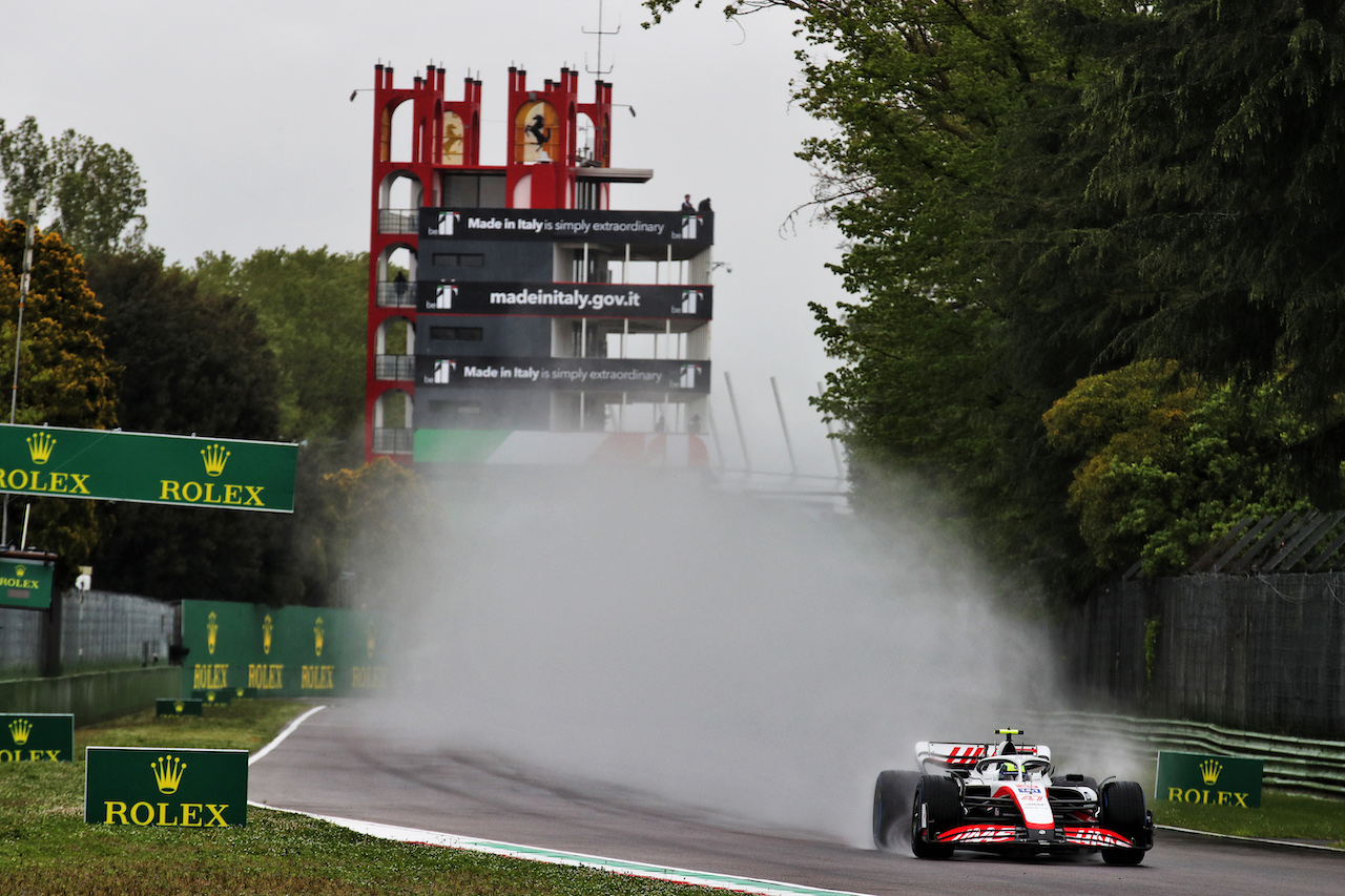 GP EMILIA ROMAGNA, Mick Schumacher (GER) Haas VF-22.
22.04.2022. Formula 1 World Championship, Rd 4, Emilia Romagna Grand Prix, Imola, Italy, Qualifiche Day.
 - www.xpbimages.com, EMail: requests@xpbimages.com © Copyright: Coates / XPB Images