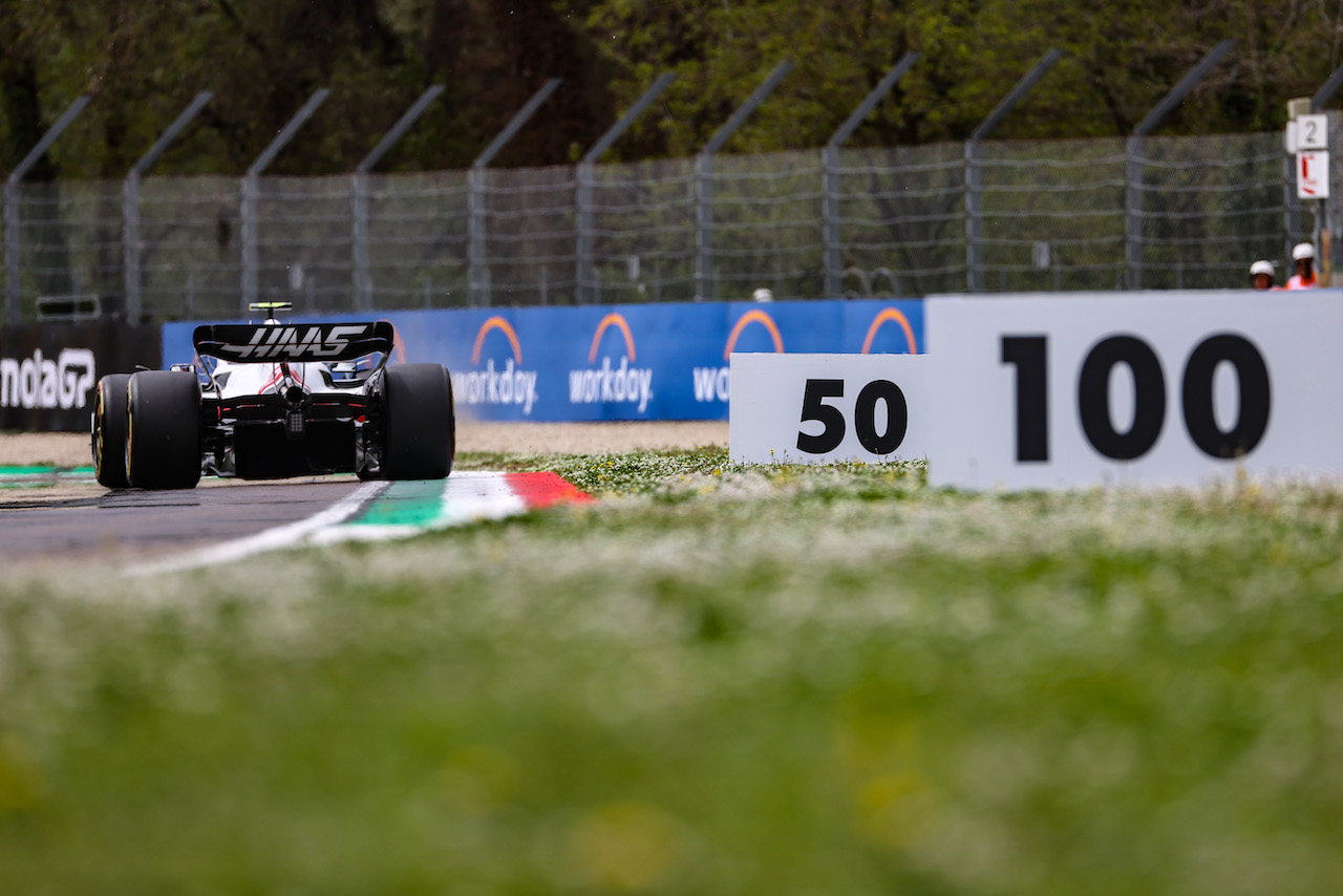 GP EMILIA ROMAGNA, Mick Schumacher (GER), Haas F1 Team 
22.04.2022. Formula 1 World Championship, Rd 4, Emilia Romagna Grand Prix, Imola, Italy, Qualifiche Day.
- www.xpbimages.com, EMail: requests@xpbimages.com ¬© Copyright: Charniaux / XPB Images