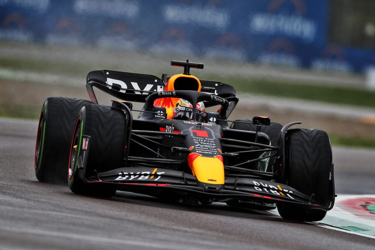 GP EMILIA ROMAGNA, Max Verstappen (NLD) Red Bull Racing RB18.
22.04.2022. Formula 1 World Championship, Rd 4, Emilia Romagna Grand Prix, Imola, Italy, Qualifiche Day.
 - www.xpbimages.com, EMail: requests@xpbimages.com © Copyright: Coates / XPB Images