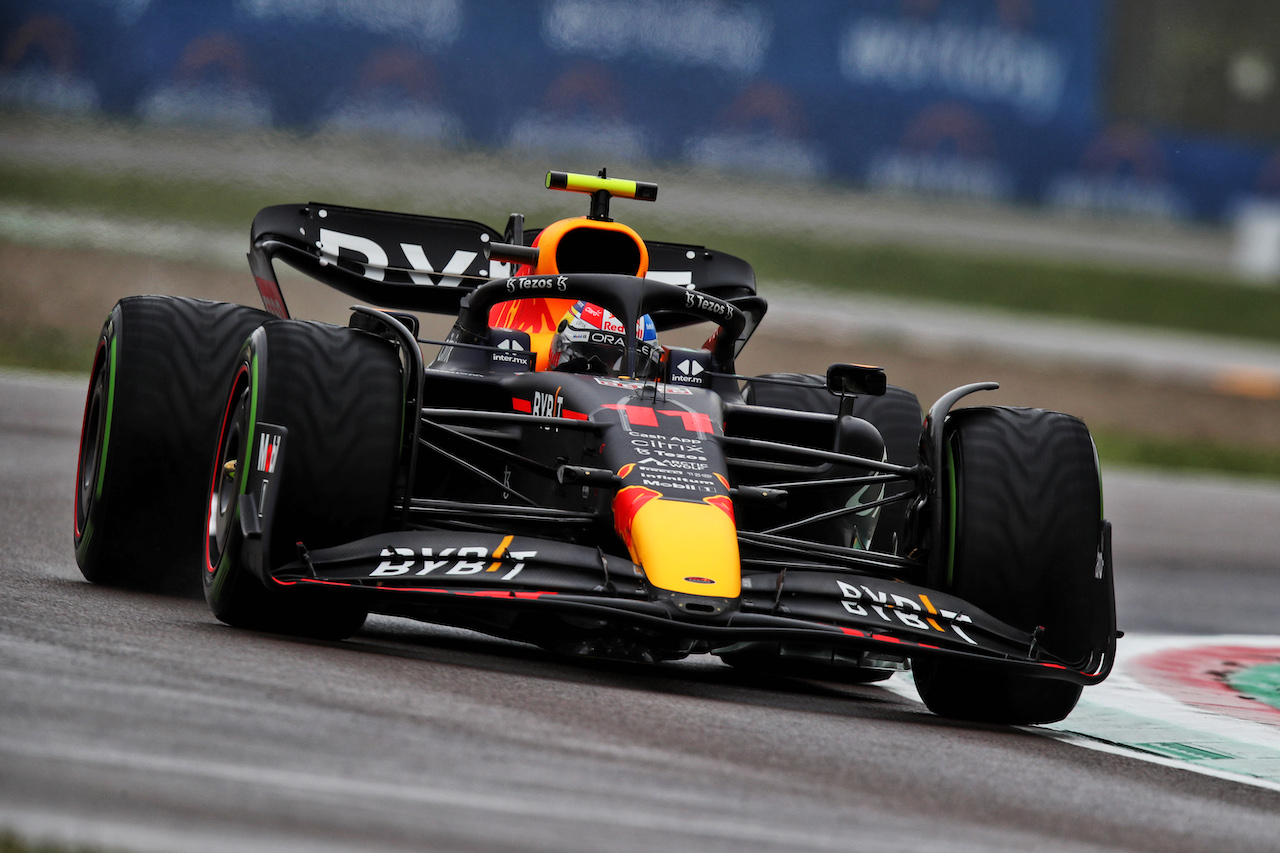 GP EMILIA ROMAGNA, Sergio Perez (MEX) Red Bull Racing RB18.
22.04.2022. Formula 1 World Championship, Rd 4, Emilia Romagna Grand Prix, Imola, Italy, Qualifiche Day.
 - www.xpbimages.com, EMail: requests@xpbimages.com © Copyright: Coates / XPB Images