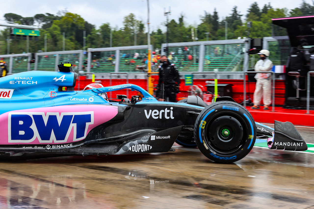 GP EMILIA ROMAGNA, Esteban Ocon (FRA), Alpine F1 Team 
22.04.2022. Formula 1 World Championship, Rd 4, Emilia Romagna Grand Prix, Imola, Italy, Qualifiche Day.
- www.xpbimages.com, EMail: requests@xpbimages.com ¬© Copyright: Charniaux / XPB Images