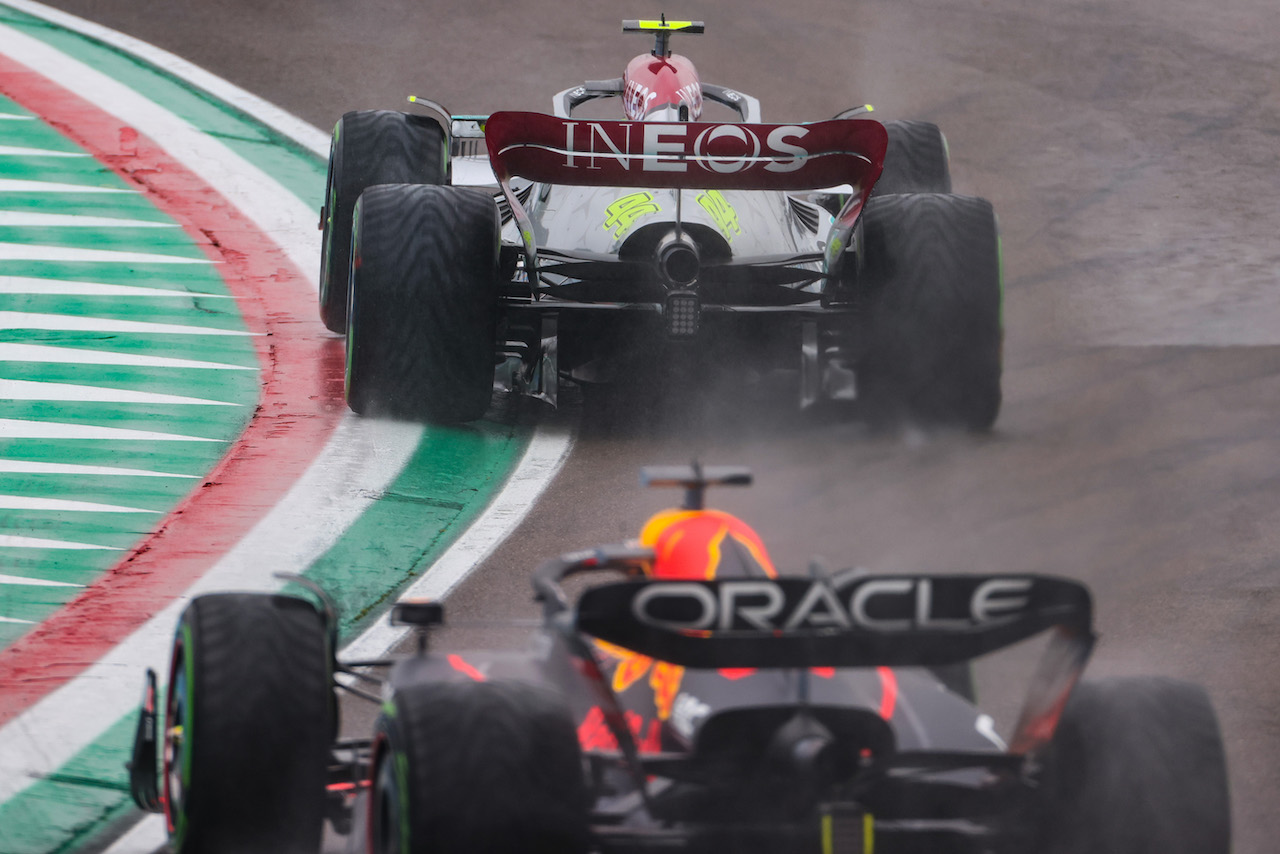 GP EMILIA ROMAGNA, Lewis Hamilton (GBR), Mercedes AMG F1  e Max Verstappen (NLD), Red Bull Racing 
22.04.2022. Formula 1 World Championship, Rd 4, Emilia Romagna Grand Prix, Imola, Italy, Qualifiche Day.
- www.xpbimages.com, EMail: requests@xpbimages.com ¬© Copyright: Charniaux / XPB Images