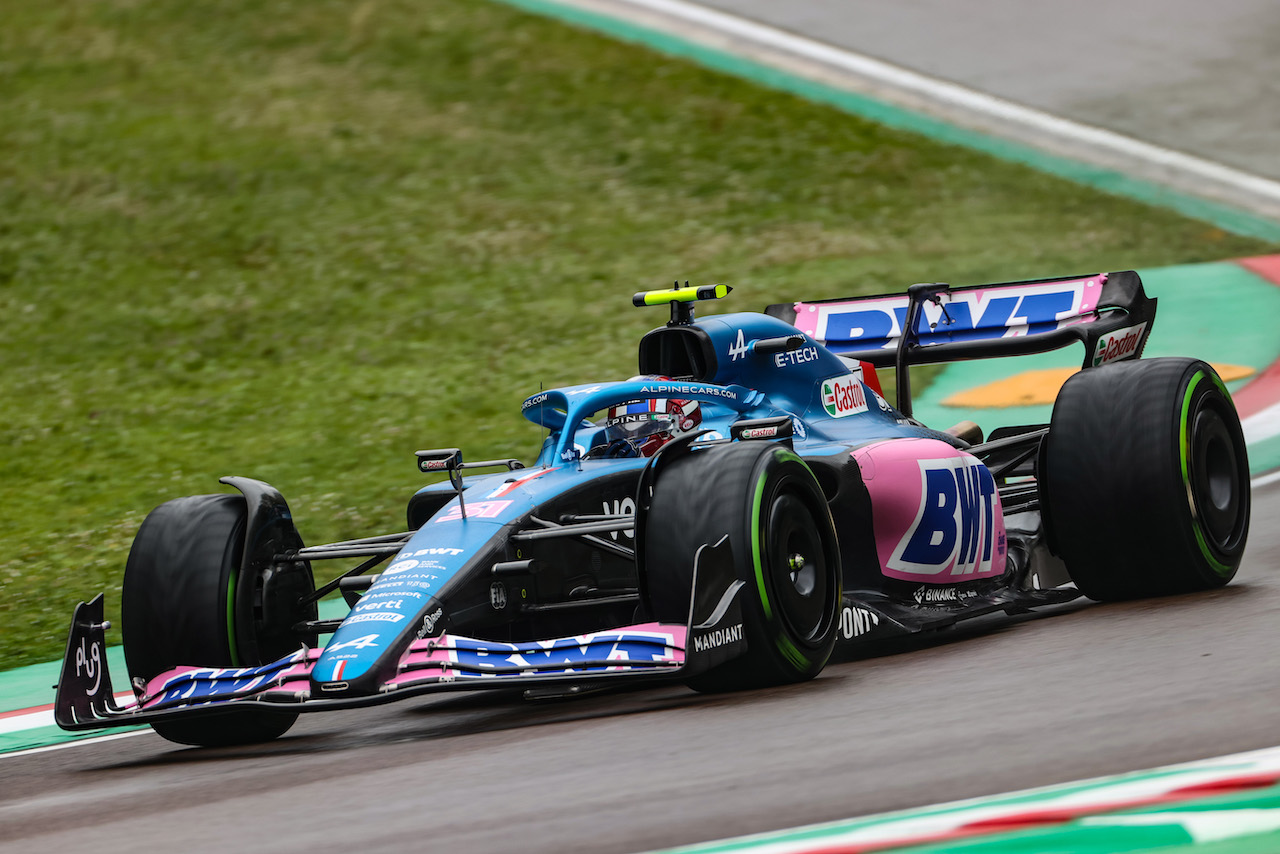 GP EMILIA ROMAGNA, Esteban Ocon (FRA), Alpine F1 Team 
22.04.2022. Formula 1 World Championship, Rd 4, Emilia Romagna Grand Prix, Imola, Italy, Qualifiche Day.
- www.xpbimages.com, EMail: requests@xpbimages.com ¬© Copyright: Charniaux / XPB Images