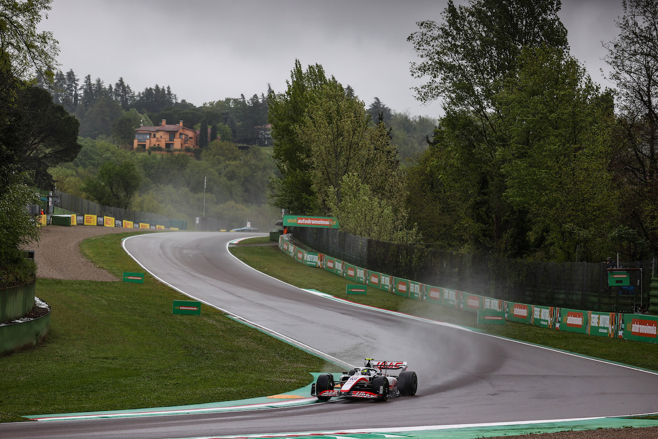 GP EMILIA ROMAGNA, Mick Schumacher (GER), Haas F1 Team 
22.04.2022. Formula 1 World Championship, Rd 4, Emilia Romagna Grand Prix, Imola, Italy, Qualifiche Day.
- www.xpbimages.com, EMail: requests@xpbimages.com © Copyright: Charniaux / XPB Images