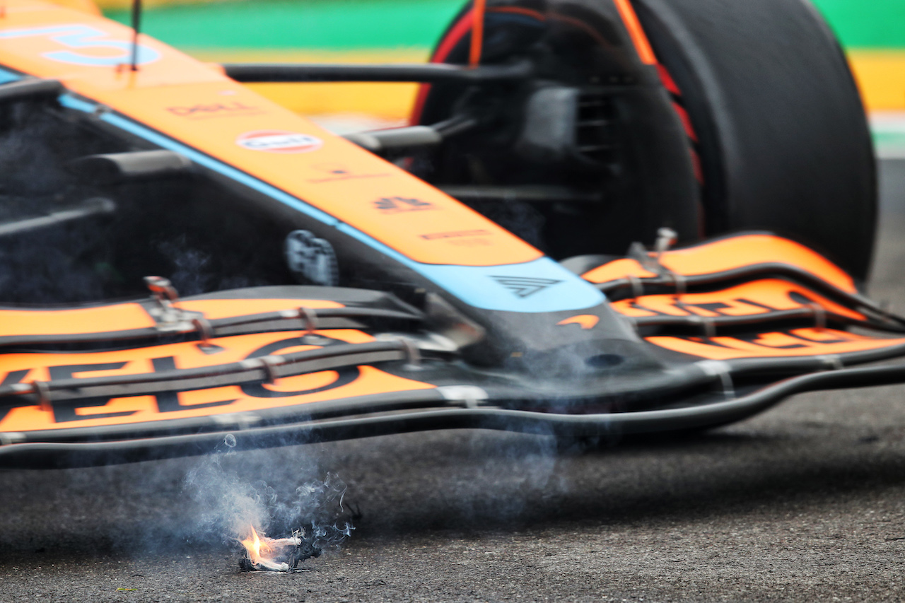 GP EMILIA ROMAGNA, Daniel Ricciardo (AUS) McLaren MCL36 passes some smoking debris from the Williams Racing FW44 of Alexander Albon (THA).
22.04.2022. Formula 1 World Championship, Rd 4, Emilia Romagna Grand Prix, Imola, Italy, Qualifiche Day.
 - www.xpbimages.com, EMail: requests@xpbimages.com © Copyright: Coates / XPB Images