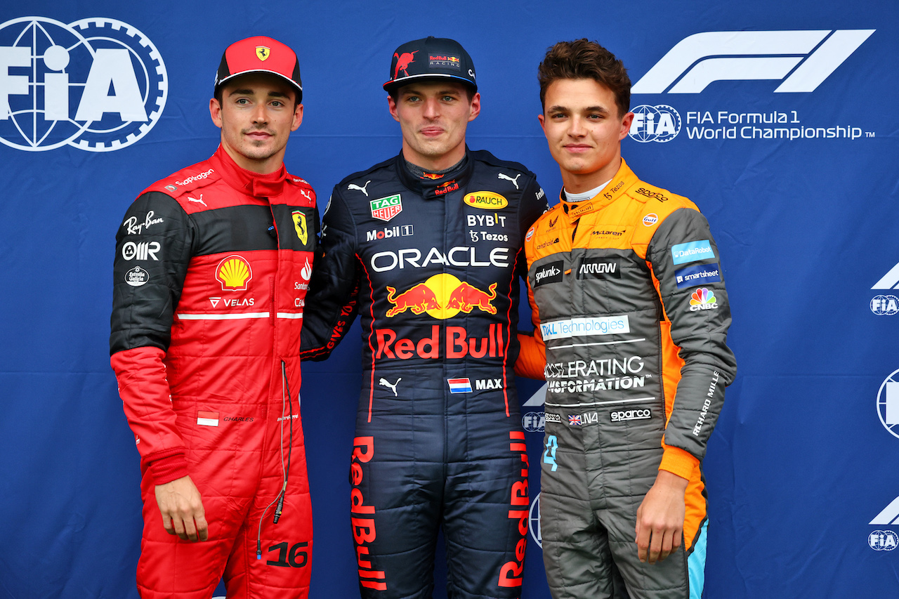 GP EMILIA ROMAGNA, Qualifiche top three in parc ferme (L to R): Charles Leclerc (MON) Ferrari, second; Max Verstappen (NLD) Red Bull Racing, pole position; Lando Norris (GBR) McLaren, third.
22.04.2022. Formula 1 World Championship, Rd 4, Emilia Romagna Grand Prix, Imola, Italy, Qualifiche Day.
- www.xpbimages.com, EMail: requests@xpbimages.com © Copyright: Batchelor / XPB Images
