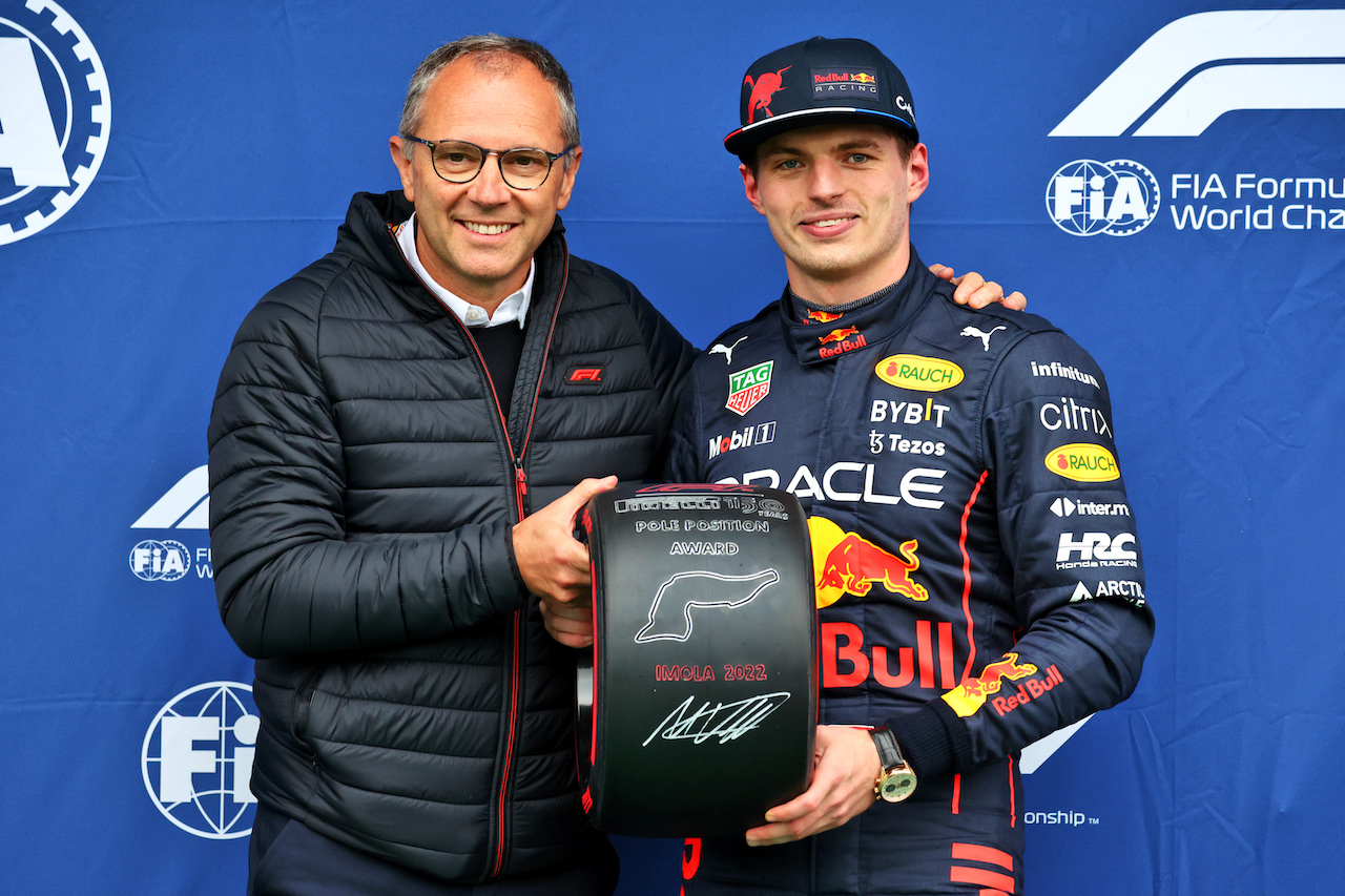 GP EMILIA ROMAGNA, Max Verstappen (NLD) Red Bull Racing (Right) receives the Pirelli Pole Position Award from Stefano Domenicali (ITA) Formula One President e CEO.
22.04.2022. Formula 1 World Championship, Rd 4, Emilia Romagna Grand Prix, Imola, Italy, Qualifiche Day.
- www.xpbimages.com, EMail: requests@xpbimages.com © Copyright: Batchelor / XPB Images