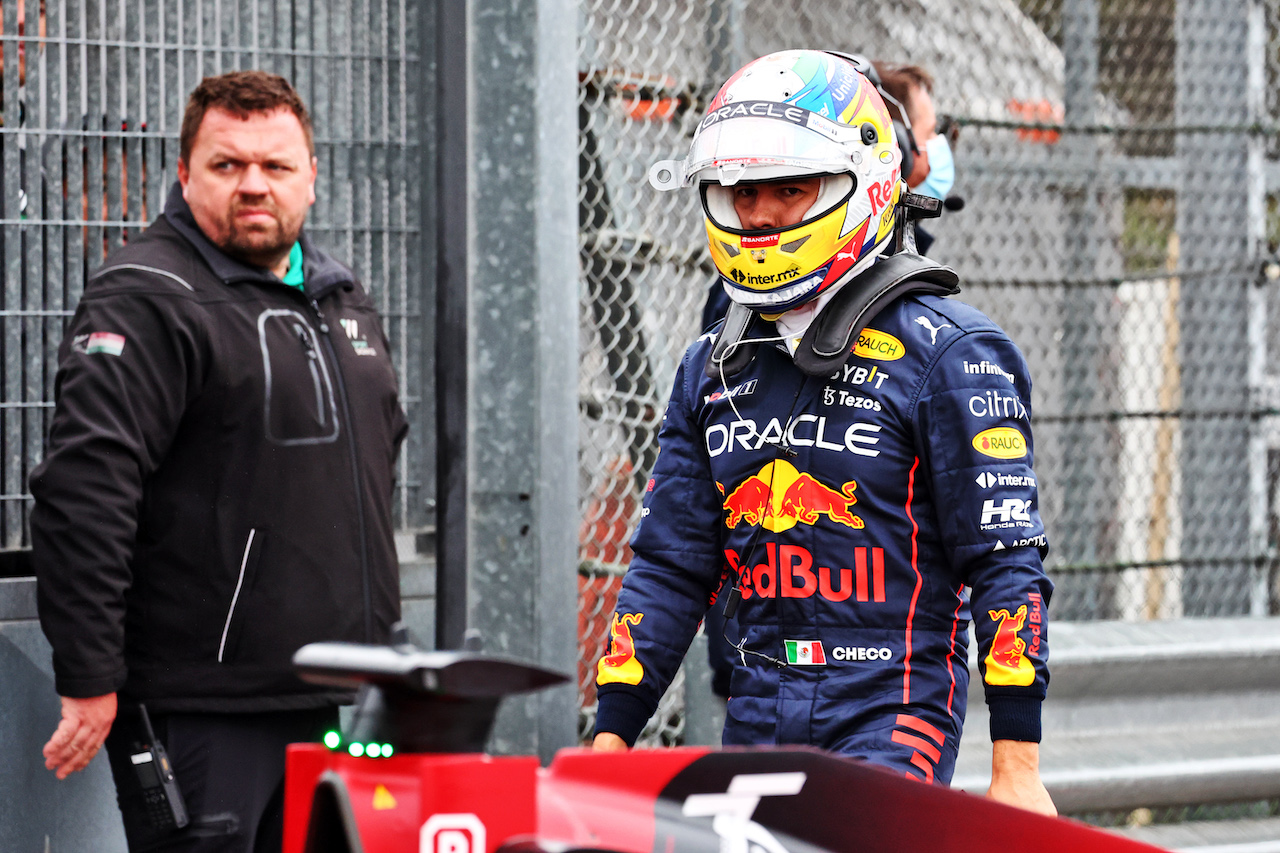 GP EMILIA ROMAGNA, Sergio Perez (MEX) Red Bull Racing in qualifying parc ferme.
22.04.2022. Formula 1 World Championship, Rd 4, Emilia Romagna Grand Prix, Imola, Italy, Qualifiche Day.
- www.xpbimages.com, EMail: requests@xpbimages.com © Copyright: Batchelor / XPB Images
