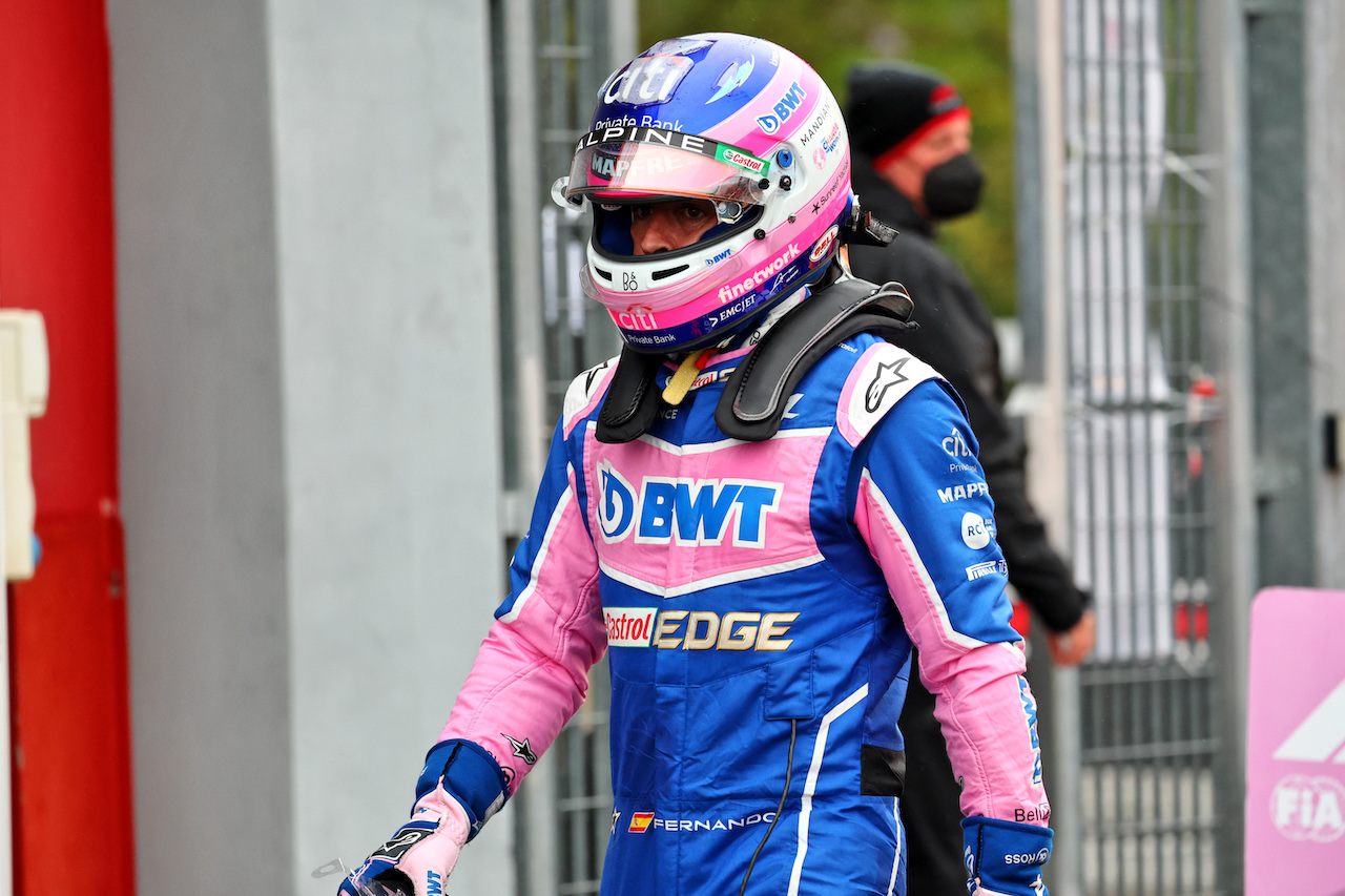 GP EMILIA ROMAGNA, Fernando Alonso (ESP) Alpine F1 Team in qualifying parc ferme.
22.04.2022. Formula 1 World Championship, Rd 4, Emilia Romagna Grand Prix, Imola, Italy, Qualifiche Day.
- www.xpbimages.com, EMail: requests@xpbimages.com © Copyright: Batchelor / XPB Images