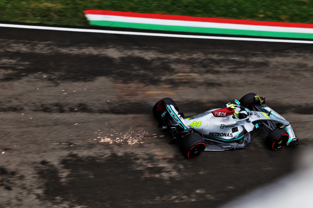 GP EMILIA ROMAGNA, Lewis Hamilton (GBR) Mercedes AMG F1 W13.
22.04.2022. Formula 1 World Championship, Rd 4, Emilia Romagna Grand Prix, Imola, Italy, Qualifiche Day.
- www.xpbimages.com, EMail: requests@xpbimages.com © Copyright: Bearne / XPB Images