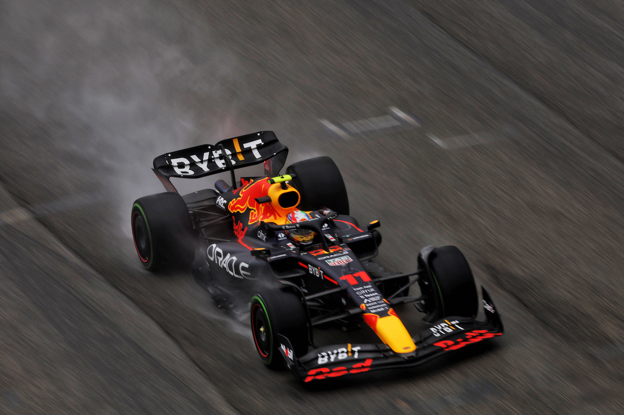 GP EMILIA ROMAGNA, Sergio Perez (MEX) Red Bull Racing RB18.
22.04.2022. Formula 1 World Championship, Rd 4, Emilia Romagna Grand Prix, Imola, Italy, Qualifiche Day.
- www.xpbimages.com, EMail: requests@xpbimages.com © Copyright: Bearne / XPB Images