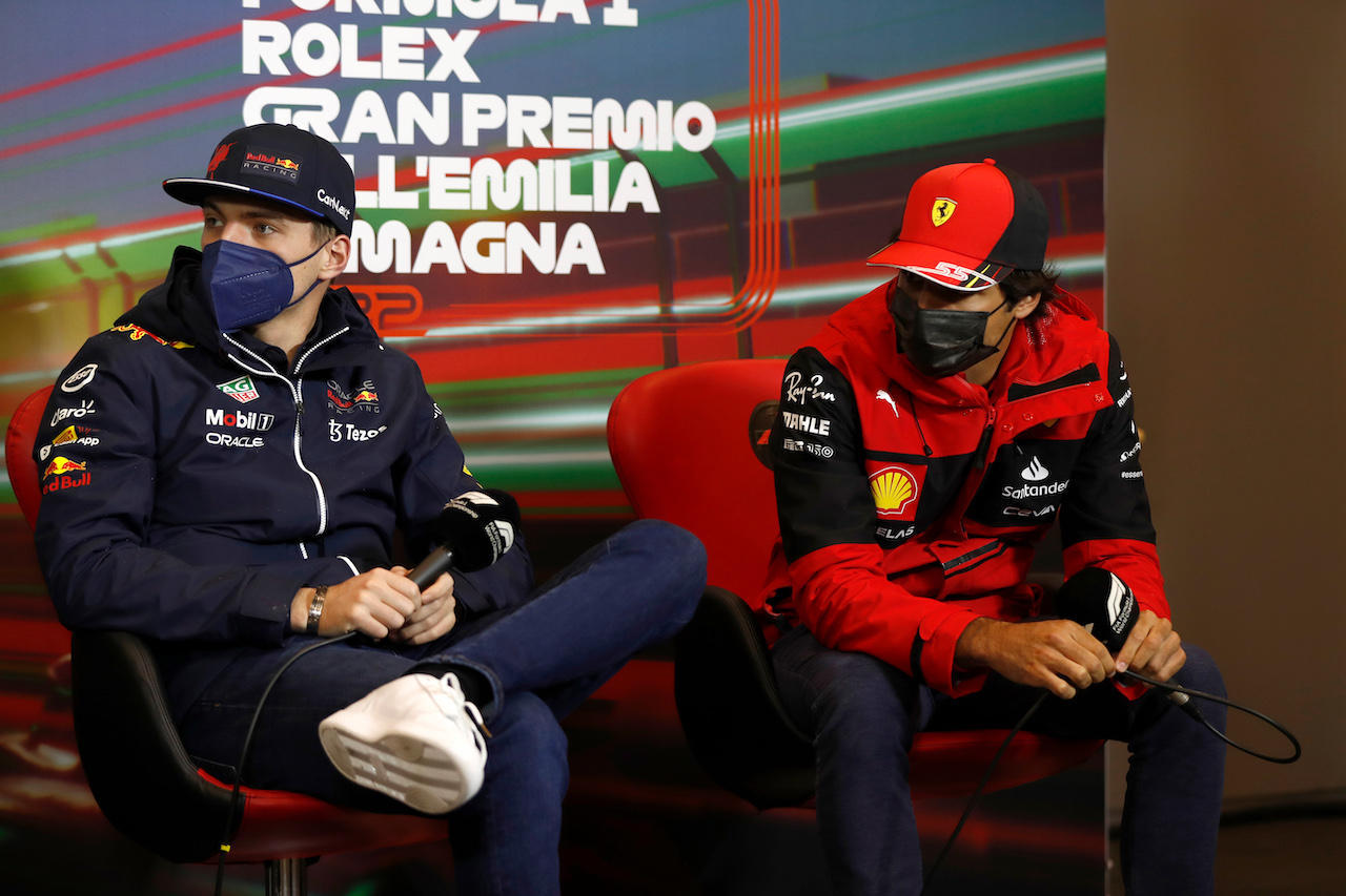 GP EMILIA ROMAGNA, (L to R): Max Verstappen (NLD) Red Bull Racing e Carlos Sainz Jr (ESP) Ferrari in the FIA Press Conference.
22.04.2022. Formula 1 World Championship, Rd 4, Emilia Romagna Grand Prix, Imola, Italy, Qualifiche Day.
- www.xpbimages.com, EMail: requests@xpbimages.com © Copyright: XPB Images