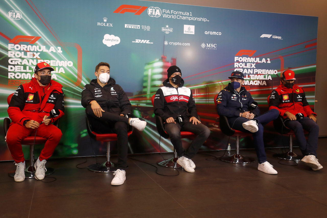 GP EMILIA ROMAGNA, (L to R): Charles Leclerc (MON) Ferrari; George Russell (GBR) Mercedes AMG F1; Valtteri Bottas (FIN) Alfa Romeo F1 Team; Max Verstappen (NLD) Red Bull Racing; e Carlos Sainz Jr (ESP) Ferrari, in the FIA Press Conference.
22.04.2022. Formula 1 World Championship, Rd 4, Emilia Romagna Grand Prix, Imola, Italy, Qualifiche Day.
- www.xpbimages.com, EMail: requests@xpbimages.com © Copyright: XPB Images