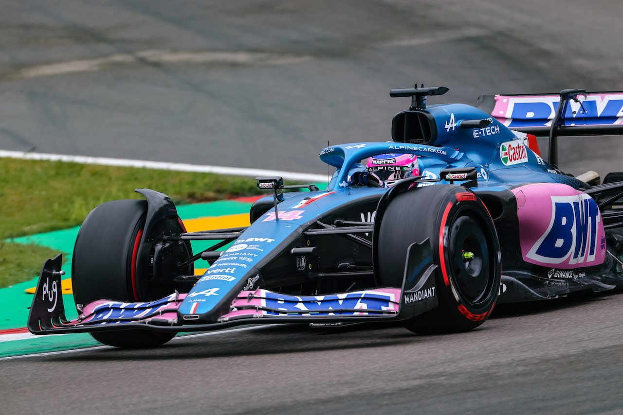 GP EMILIA ROMAGNA, Fernando Alonso (ESP), Alpine F1 Team 
22.04.2022. Formula 1 World Championship, Rd 4, Emilia Romagna Grand Prix, Imola, Italy, Qualifiche Day.
- www.xpbimages.com, EMail: requests@xpbimages.com ¬© Copyright: Charniaux / XPB Images