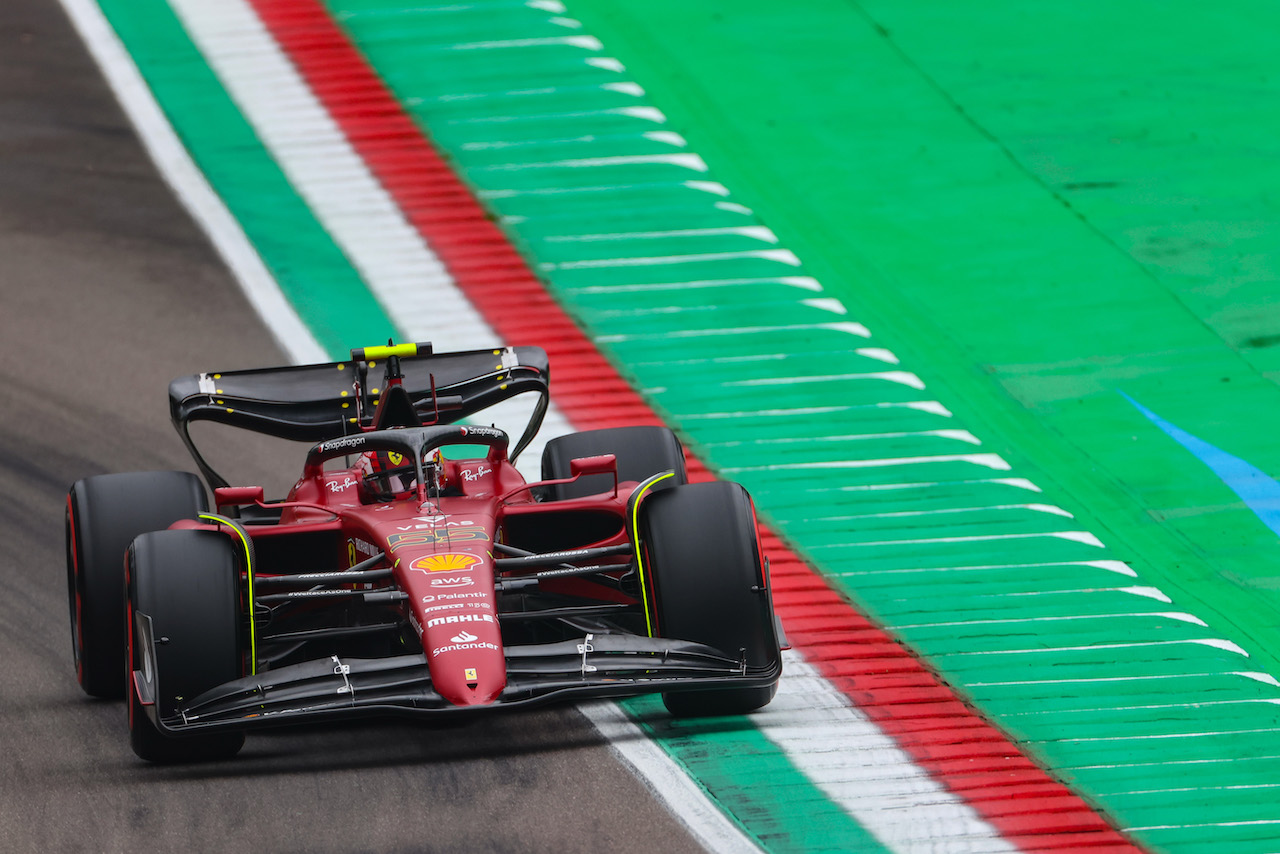 GP EMILIA ROMAGNA, Carlos Sainz Jr (ESP), Ferrari 
22.04.2022. Formula 1 World Championship, Rd 4, Emilia Romagna Grand Prix, Imola, Italy, Qualifiche Day.
- www.xpbimages.com, EMail: requests@xpbimages.com ¬© Copyright: Charniaux / XPB Images