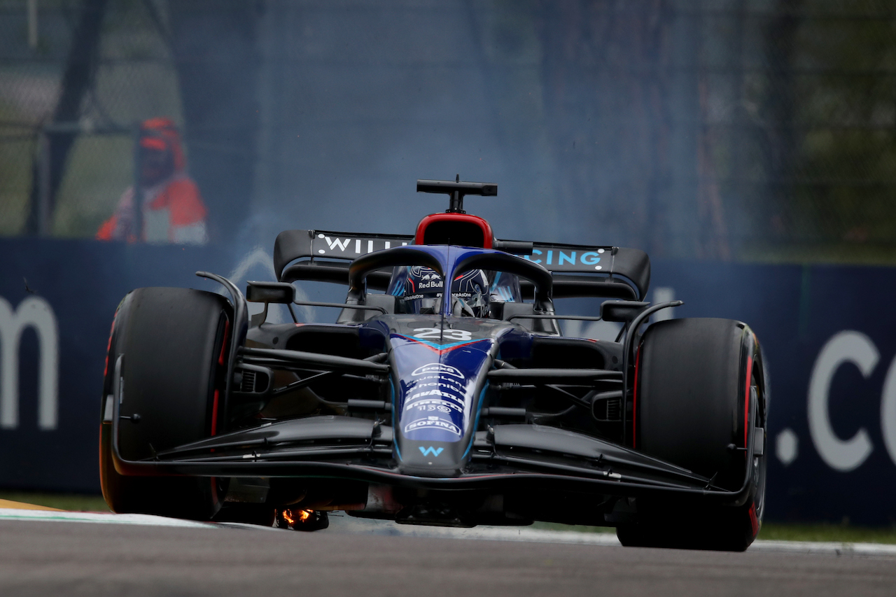 GP EMILIA ROMAGNA, Alexander Albon (THA) Williams Racing FW44 with his rear brake on fire.
22.04.2022. Formula 1 World Championship, Rd 4, Emilia Romagna Grand Prix, Imola, Italy, Qualifiche Day.
 - www.xpbimages.com, EMail: requests@xpbimages.com © Copyright: Coates / XPB Images