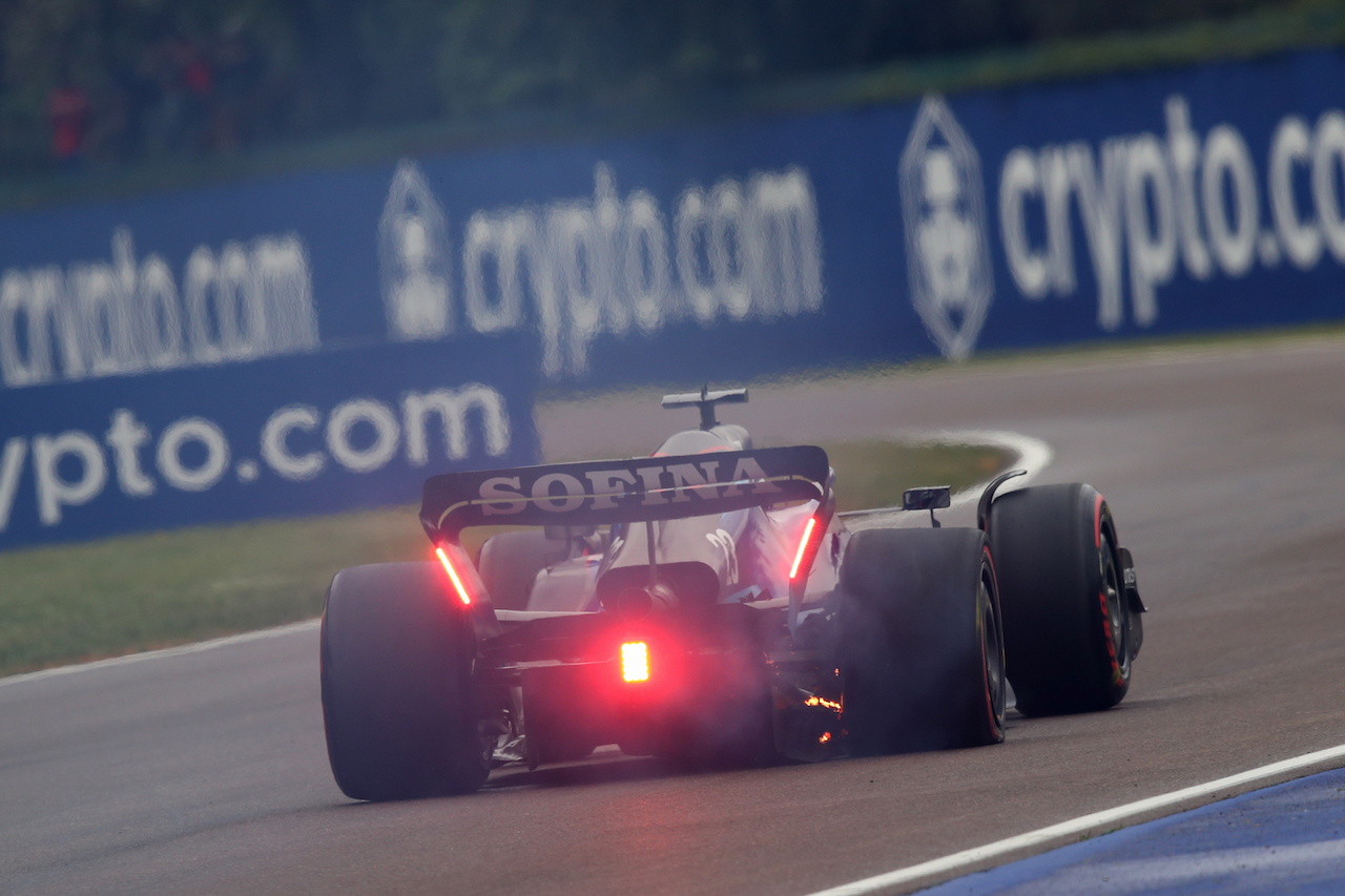 GP EMILIA ROMAGNA, Alexander Albon (THA) Williams Racing FW44 with his rear brake on fire.
22.04.2022. Formula 1 World Championship, Rd 4, Emilia Romagna Grand Prix, Imola, Italy, Qualifiche Day.
 - www.xpbimages.com, EMail: requests@xpbimages.com © Copyright: Coates / XPB Images