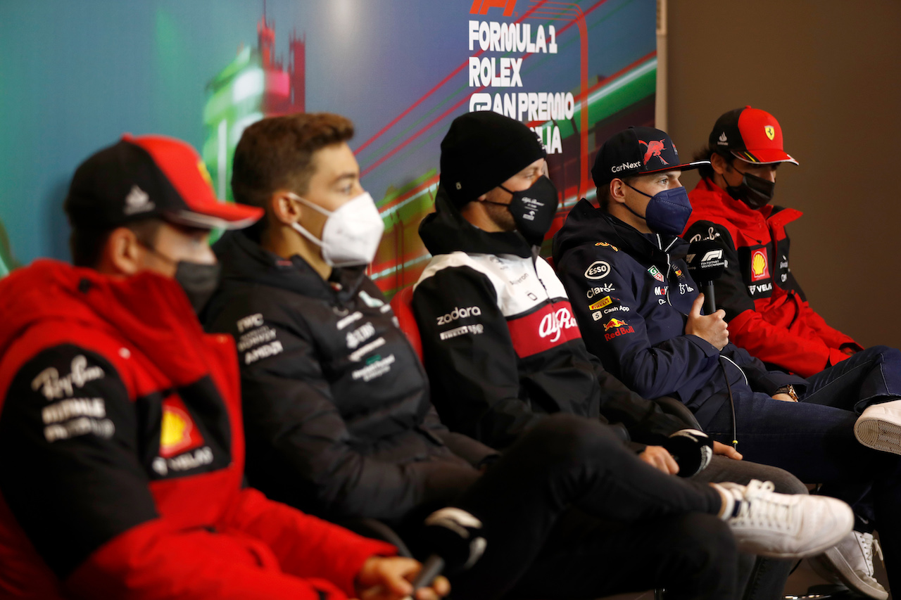 GP EMILIA ROMAGNA, (L to R): Charles Leclerc (MON) Ferrari; George Russell (GBR) Mercedes AMG F1; Valtteri Bottas (FIN) Alfa Romeo F1 Team; Max Verstappen (NLD) Red Bull Racing; e Carlos Sainz Jr (ESP) Ferrari, in the FIA Press Conference.
22.04.2022. Formula 1 World Championship, Rd 4, Emilia Romagna Grand Prix, Imola, Italy, Qualifiche Day.
- www.xpbimages.com, EMail: requests@xpbimages.com © Copyright: XPB Images