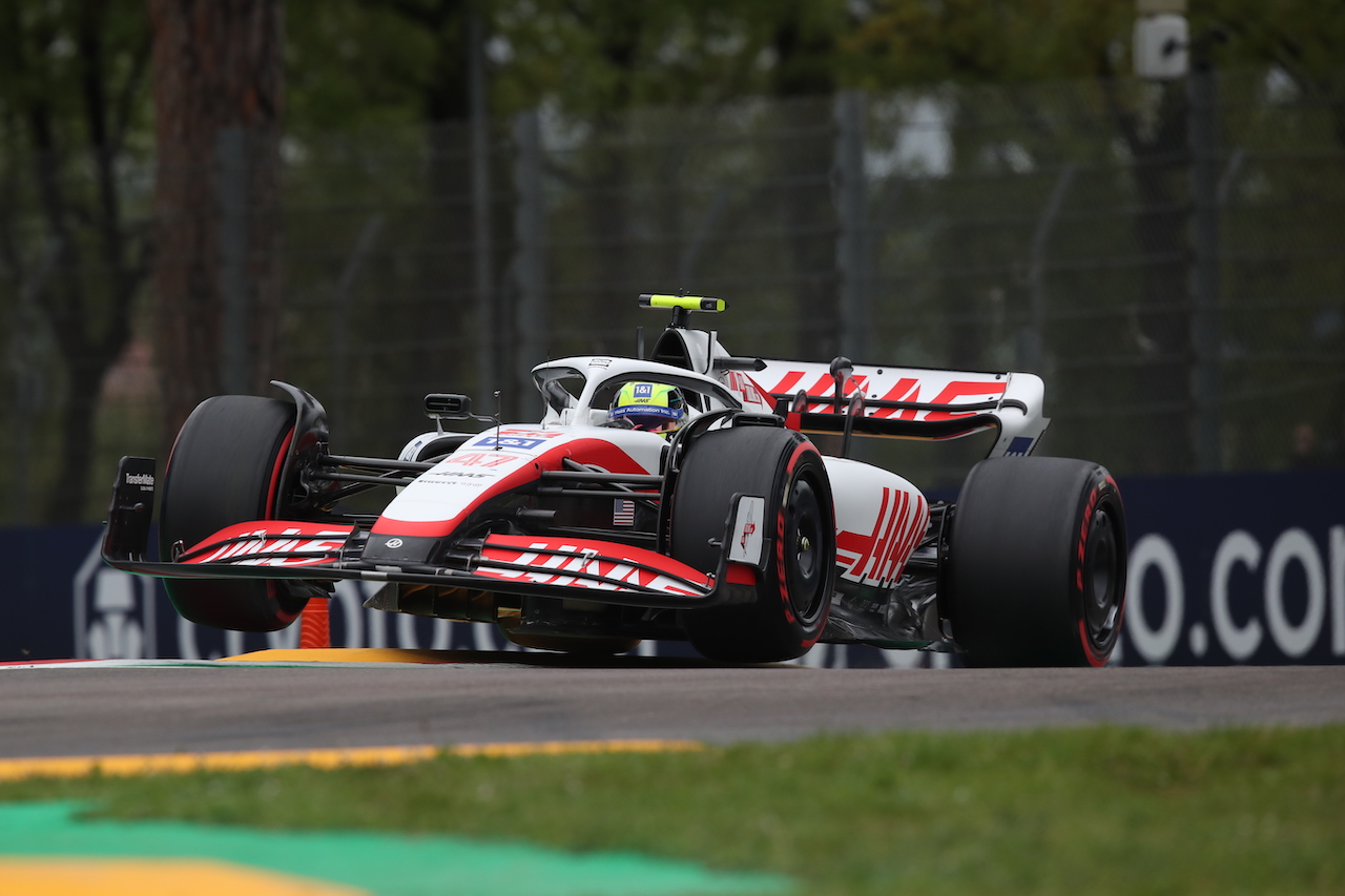 GP EMILIA ROMAGNA, Mick Schumacher (GER) Haas VF-22.
22.04.2022. Formula 1 World Championship, Rd 4, Emilia Romagna Grand Prix, Imola, Italy, Qualifiche Day.
 - www.xpbimages.com, EMail: requests@xpbimages.com © Copyright: Coates / XPB Images