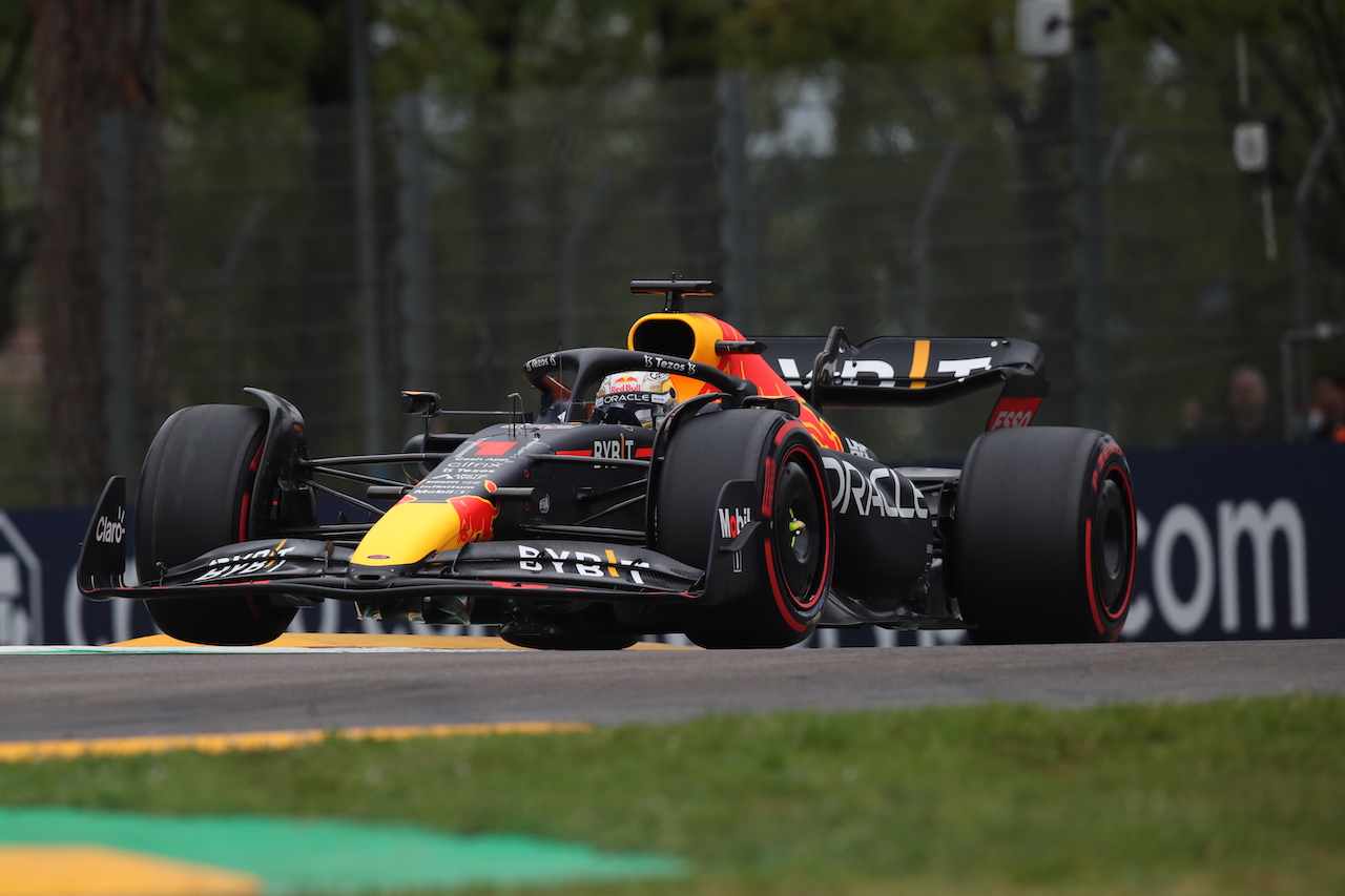 GP EMILIA ROMAGNA, Max Verstappen (NLD) Red Bull Racing RB18.
22.04.2022. Formula 1 World Championship, Rd 4, Emilia Romagna Grand Prix, Imola, Italy, Qualifiche Day.
 - www.xpbimages.com, EMail: requests@xpbimages.com © Copyright: Coates / XPB Images