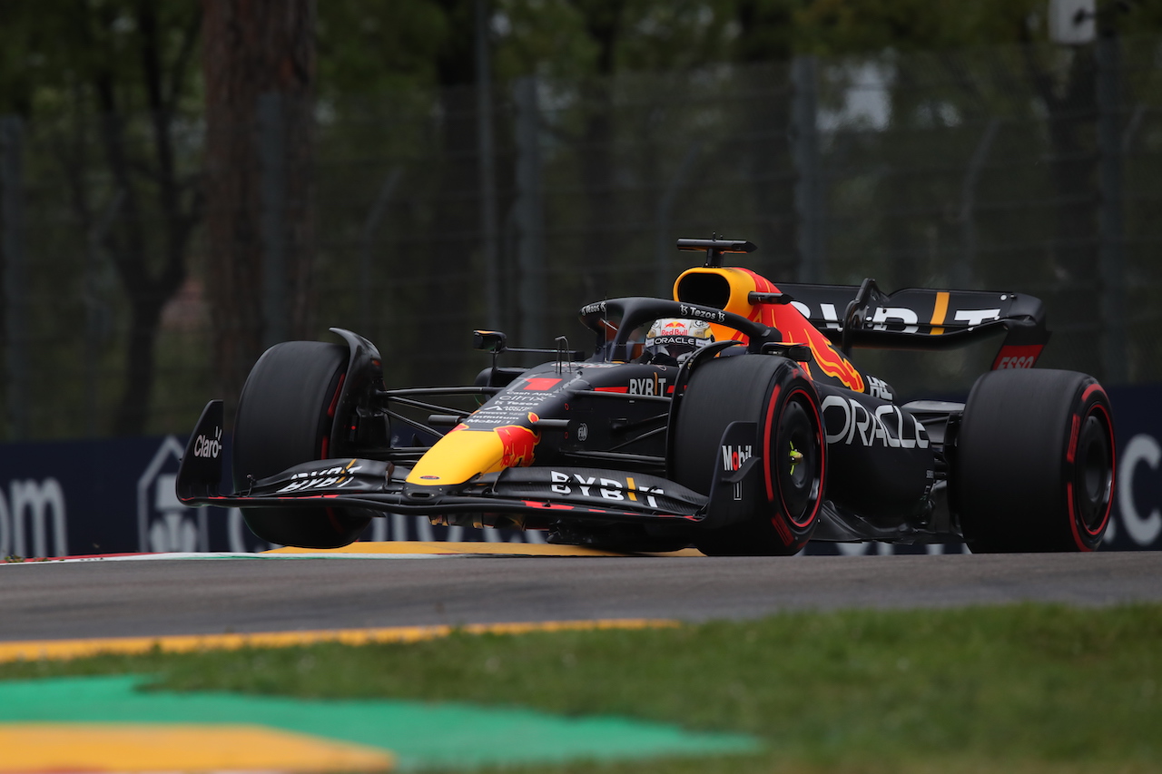 GP EMILIA ROMAGNA, Max Verstappen (NLD) Red Bull Racing RB18.
22.04.2022. Formula 1 World Championship, Rd 4, Emilia Romagna Grand Prix, Imola, Italy, Qualifiche Day.
 - www.xpbimages.com, EMail: requests@xpbimages.com © Copyright: Coates / XPB Images