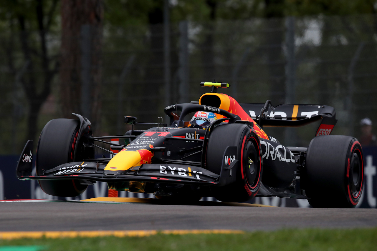 GP EMILIA ROMAGNA, Sergio Perez (MEX) Red Bull Racing RB18.
22.04.2022. Formula 1 World Championship, Rd 4, Emilia Romagna Grand Prix, Imola, Italy, Qualifiche Day.
 - www.xpbimages.com, EMail: requests@xpbimages.com © Copyright: Coates / XPB Images