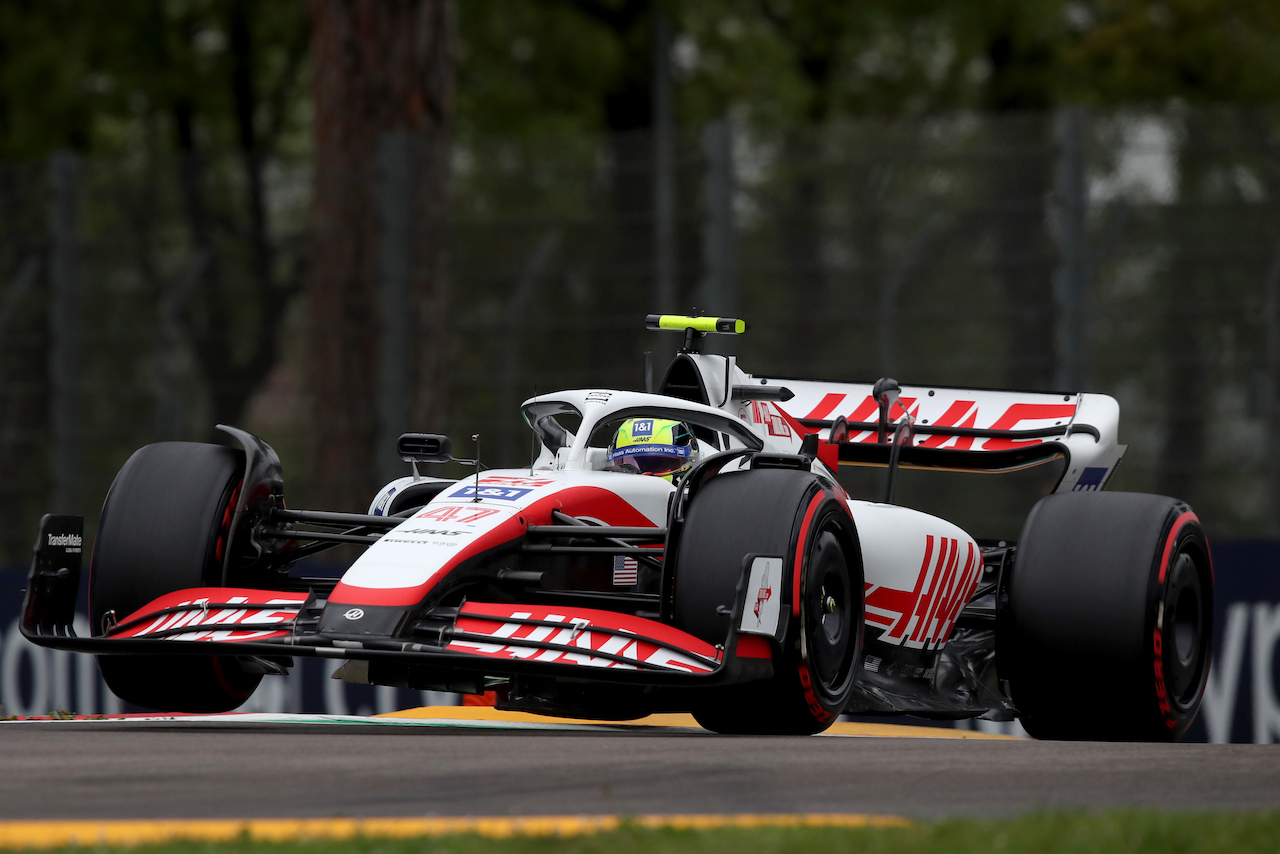 GP EMILIA ROMAGNA, Mick Schumacher (GER) Haas VF-22.
22.04.2022. Formula 1 World Championship, Rd 4, Emilia Romagna Grand Prix, Imola, Italy, Qualifiche Day.
 - www.xpbimages.com, EMail: requests@xpbimages.com © Copyright: Coates / XPB Images